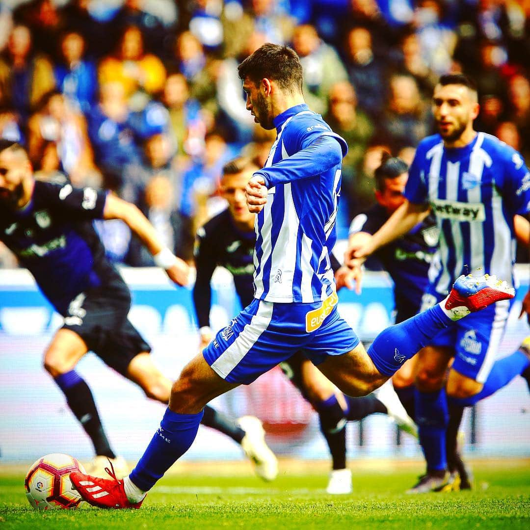 LFPさんのインスタグラム写真 - (LFPInstagram)「Penalty... goal or save? 😏 • #Calleri #Alaves #LaLiga #LaLigaSantander #Penalty」4月10日 17時30分 - laliga