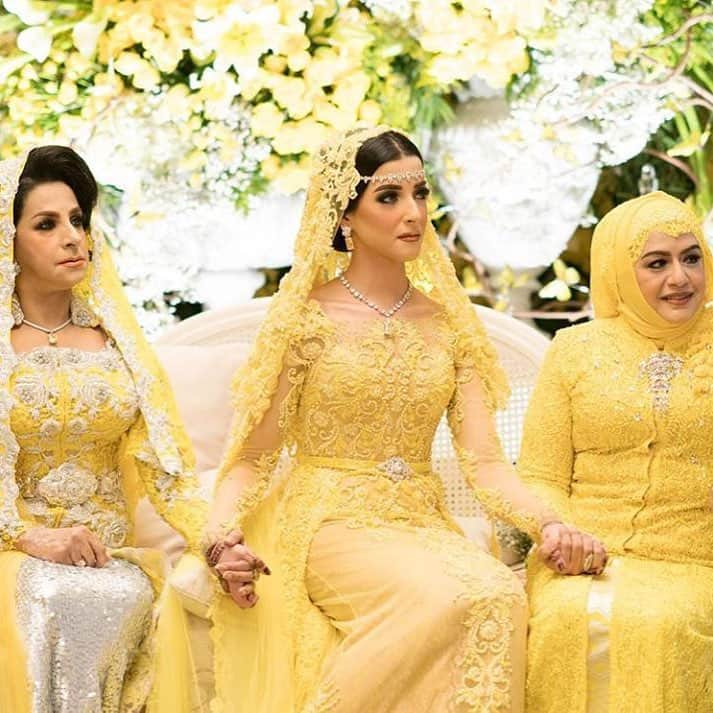 Ivan Gunawanさんのインスタグラム写真 - (Ivan GunawanInstagram)「“Happiness and Confidence are the prettiest things you can wear on your wedding day”  #throwback to @tasyafarasya ‘s wedding day, wrapped in custom yellow kebaya for her Akad Nikad by @love_ivangunawan  makeup by @bennusorumba accesories by @jewelofeden hairdo by @woko_s  #weddingdress #akadnikah #kebaya #lovebyivangunawan」4月10日 17時32分 - ivan_gunawan