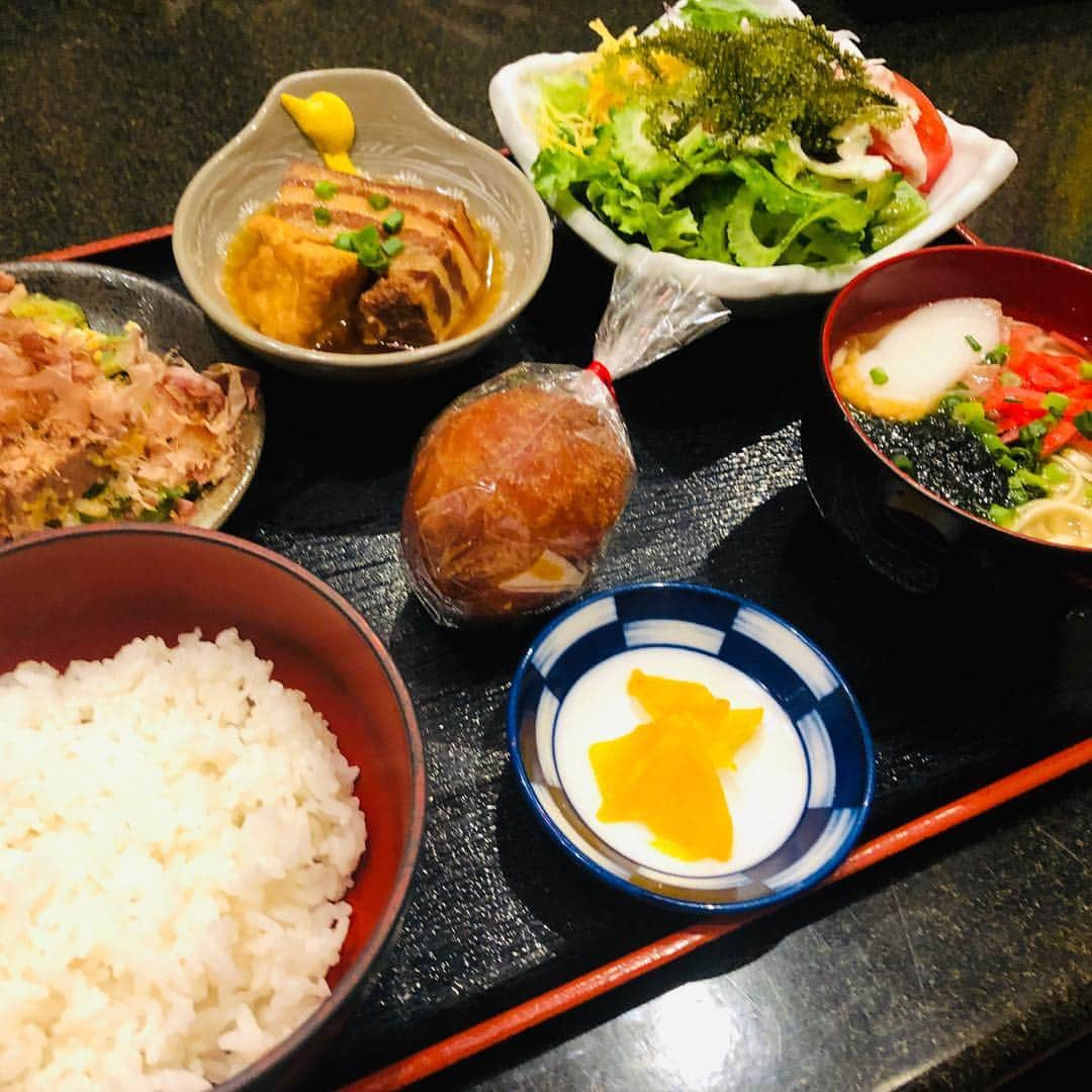 鈴木あきえさんのインスタグラム写真 - (鈴木あきえInstagram)「#ななきゅう 会🍽  月木パーソナリティーの 上田まりえさんと😍💗 初めて会ったその日に LINEを聞いて笑、 とんとんとんと ご飯実現😍 嬉しいー❤️ 仕事もプライベートも 色々話せて楽しかったぁ💗  息子も 興奮したらしく、ところどころ吠えてました笑  #同い年 #この人アツイです♡ #沖縄料理のお店 #遊食家ゆがふ さんにて #お店の方々ありがとうございました #最後にはちゃっかり宣伝して帰る我々。笑」4月10日 17時33分 - akiesuzuki0312