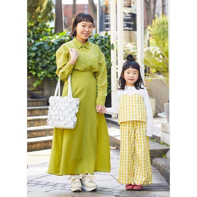 ハグマグ編集部さんのインスタグラム写真 - (ハグマグ編集部Instagram)「【HugMug SNAP】📙最新号「MAMA&KIDSみんなのリアルファッション」特集、発売中👨‍👩‍👧‍👦✨. . 無地とギンガムチェックでカラーリンク。ママは無地でシンプルな分、デコラティブな小物でおしゃれ盛り。 . 生方道子さん＆亜美ちゃん・6歳 . ［mama］ Setup：#urs Bag：#tokyobopper Shoes：#tokyobopper . ［boy］ Setup：#petitmain . 詳しいコーディネートは、プロフィールから「mercidays by HugMug」をCHECK！ . #親子スナップ #snap #hugmug #ハグマグ #親子雑誌 #ママ雑誌 #mamacofashionsnap #ママファッション #ママコーデ #ママコーディネート #親子コーデ #おやこーで #リンクコーデ #親子リンクコーデ #大人カジュアル #今日のコーデ #kidsfashion #キッズコーデ #イエローコーデ」4月10日 17時33分 - hugmug_insta