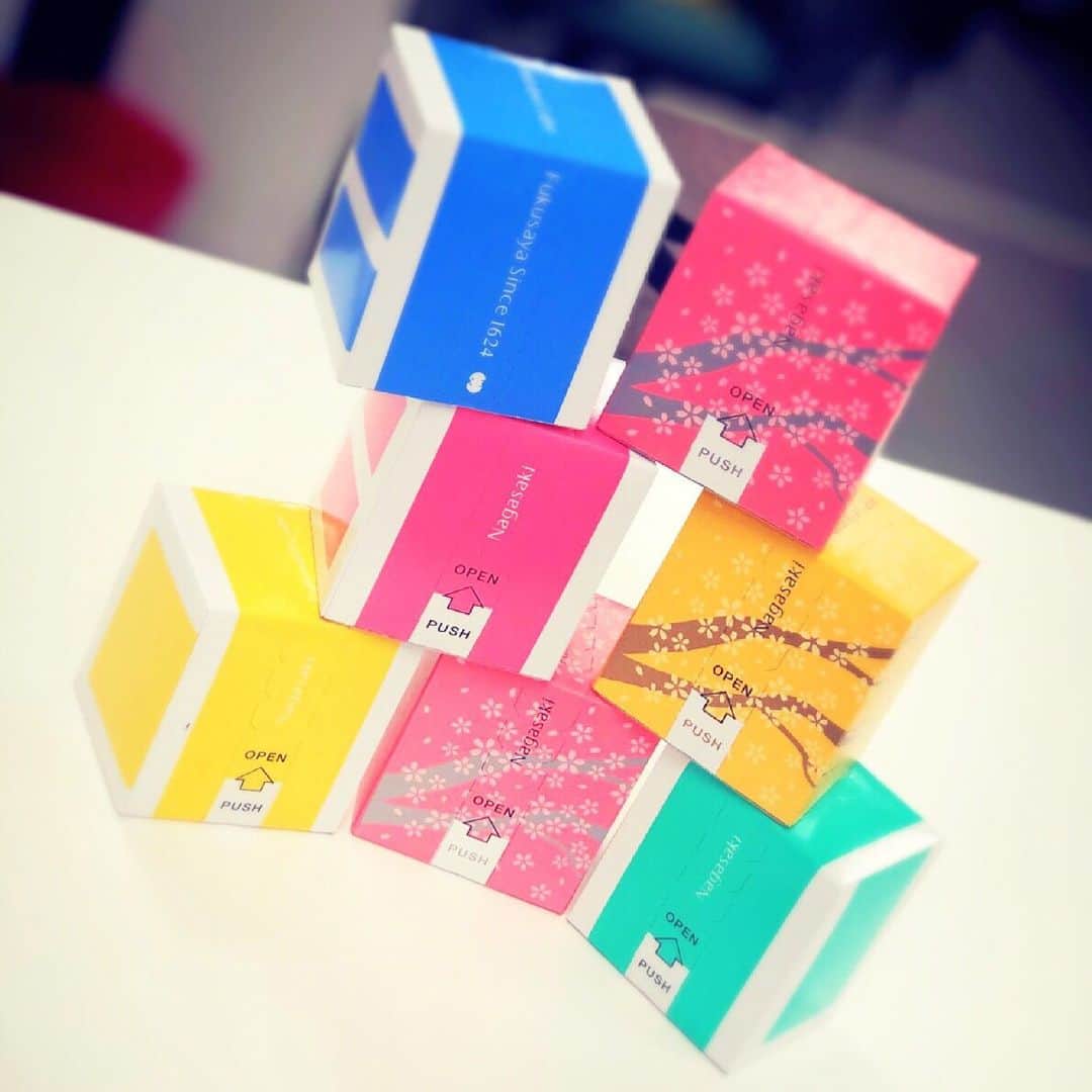 のインスタグラム：「インスタ映え💞☀️🔥 お洒落な箱の中身はなんと♪ カステラ🎉  以前カタログ撮影した Free Styleさんから "福砂屋のカステラ"頂きました💞🥰 カタログの中の私は私じゃないみたい🥳🌸可愛いTシャツで終始楽しい撮影でした🙇‍♀️☺️ #freestyle  #カタログ #福砂屋のカステラ」