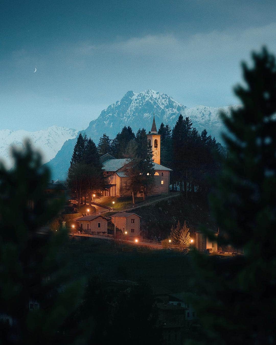 Simone Bramanteさんのインスタグラム写真 - (Simone BramanteInstagram)「{ A Village For Sale } • The more I visit small towns in Italy - from South to North - the more I see them suffering depopulation caused by lack of work and lack of services mostly. Like ‘Esino Lario’, 30 minutes from Como Lake. A 747-inhabitants-village that’s put up for sale by its mayor, for those reasons. Check my IG Stories out about this village! #EsinoInVendita #EsinoLario」4月10日 23時14分 - brahmino