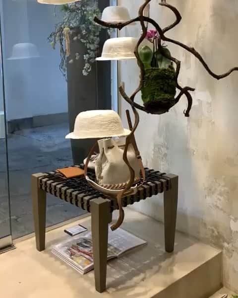 エンリーベグリンのインスタグラム：「Fuori Salone 2019 - the beautiful installation of @valeria_agosti_nelli in HB boutique , Via Montenapoleone 9 #milano #henrybeguelin #valeriaagostinelliartist #handmade #eccellenzeitaliane」