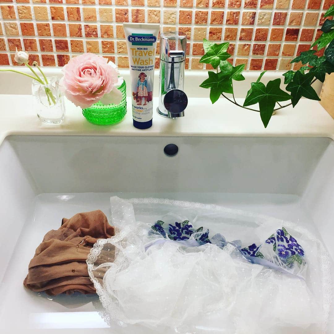 ecomfort（エコンフォート）さんのインスタグラム写真 - (ecomfort（エコンフォート）Instagram)「明日から静岡へ出張です。荷物を最小限にしたい私はインナーは手洗いしてます。Dr.Beckmannのトラベルウォッシュはチューブタイプだから溶けやすく使いやすい！ゴールデンウィークのお供にぜひ1本！旅行かばんに忍ばせて下さい。 #出張#旅の友#携帯#旅先の洗濯#ゴールデンウィーク#旅の準備#ドクターベックマン#チューブタイプ#飛行機はジップロックに入れてね#おしゃれな洗剤#スニーカー洗いにも#ecomfort」4月10日 23時16分 - ecomfort_eoct