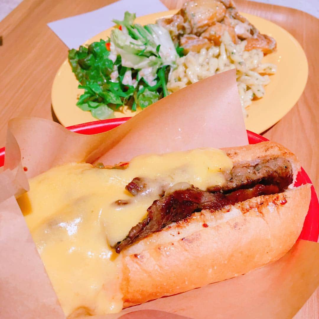 名古屋パルコさんのインスタグラム写真 - (名古屋パルコInstagram)「【西館7階 yummy】 隠れた人気メニュー・ヤミーサブサンドをご紹介🙌✨ . ヤミーには定番のBBQワンプレートのほかに、ホットサンドもございます！💁‍♀️ . 写真はビーフチーズメルト🧀 とろとろのチーズとガッツリビーフがたまりません！🥰 . ベジタブル3品も選べるのでとってもヘルシー！🥬 . テイクアウトにもぴったりですのでピクニックにいかがでしょう🙌✨ . . . #名古屋パルコ #名古屋 #nagoya #parco #nagoyaparco #栄  #sakae #矢場町 #yummy #ヤミー #hawaii #ハワイ #チーズ #サンドイッチ #ピクニック #ビーフチーズメルト #ヤミーサブサンド」4月10日 17時47分 - parco_nagoya_official