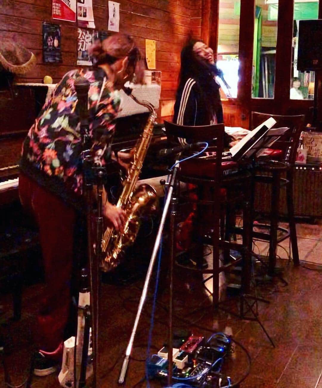 清水玲奈さんのインスタグラム写真 - (清水玲奈Instagram)「. . 躍動感💥. ......からの. . 静😌🙏. . . 4/8@jkcafe. . #高槻 #jkcafe #アーモンドオレ#最高 . . #chanoki #茶之木一世 #duo  #sax #saxophone #tenorsax #tenorsaxophone #liveperformance #saxophonist #japan #instalike #instagram #music #musician #musica #femalesaxplayer #jazz #funk  #daveguardala #reinashimizu #清水玲奈」4月10日 17時48分 - reina__shimizu