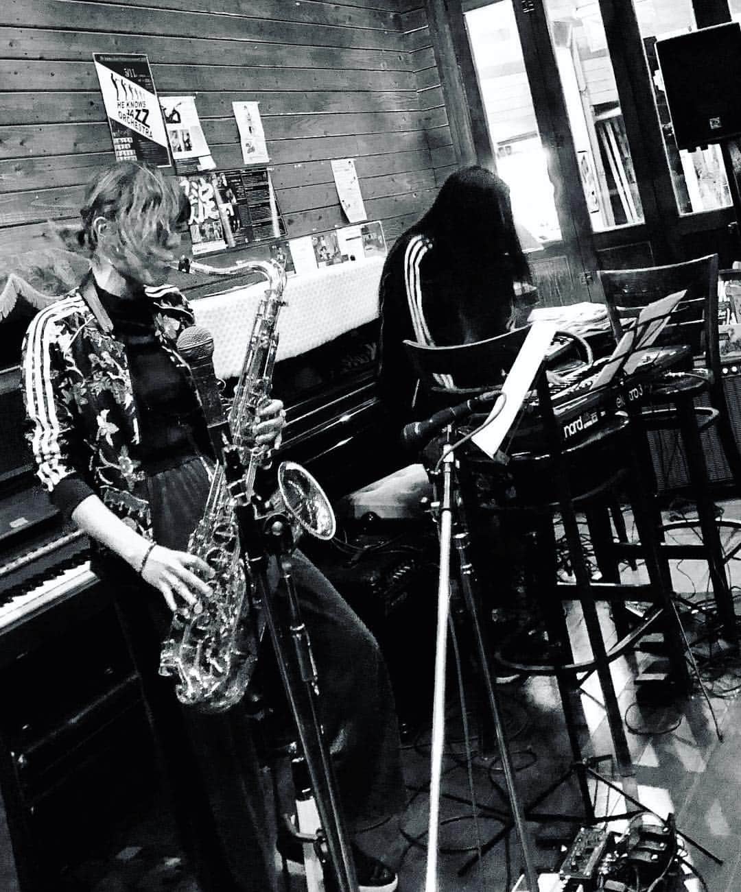 清水玲奈さんのインスタグラム写真 - (清水玲奈Instagram)「. . 躍動感💥. ......からの. . 静😌🙏. . . 4/8@jkcafe. . #高槻 #jkcafe #アーモンドオレ#最高 . . #chanoki #茶之木一世 #duo  #sax #saxophone #tenorsax #tenorsaxophone #liveperformance #saxophonist #japan #instalike #instagram #music #musician #musica #femalesaxplayer #jazz #funk  #daveguardala #reinashimizu #清水玲奈」4月10日 17時48分 - reina__shimizu