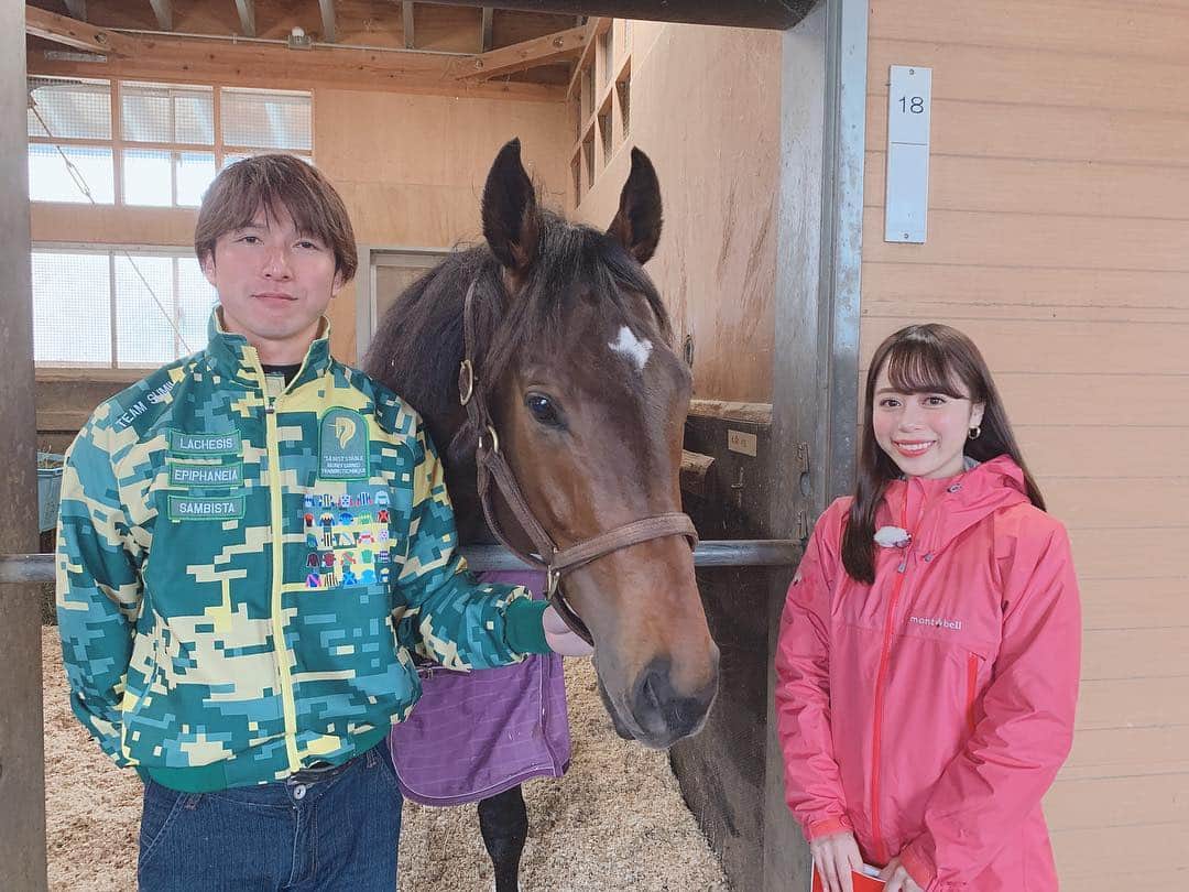 國嶋絢香のインスタグラム：「今日の栗東トレセンは、冷たい雨と風でとっても寒かったです🥺☔️ 4月なのにまだカイロが手放せません💭 . 今週は、もちろんこのお方✨ 皐月賞に出走するサートゥルナーリア君に会ってきました💞 放牧先のノーザンファームしがらきさんに取材に行って以来、約1ヶ月ぶり。なんと、その時にお話を聞いたノーザンファームの方にもたまたまお会いすることができました🎶 . これまで3戦3勝。クラシック大注目の一頭ですが… あえて不安要素をあげるなら🤫？の答えに注目です✌🏽 調教を担当する小滝さんと久しぶりに📸 . 明日からのオンエア、お楽しみにです💗💗 . #新馬戦からずっと取材させてもらってる  #サートゥルナーリア #最初は名前が覚えにくかったけど…  #デビュー戦を見たらあの強さ #スッと頭に入ってきました  #誰に聞いてもバケモン級って言葉が出てくる  #今日は獣医さんも言っていました #このままどこまでいってくれるのか #本当に楽しみです♡」
