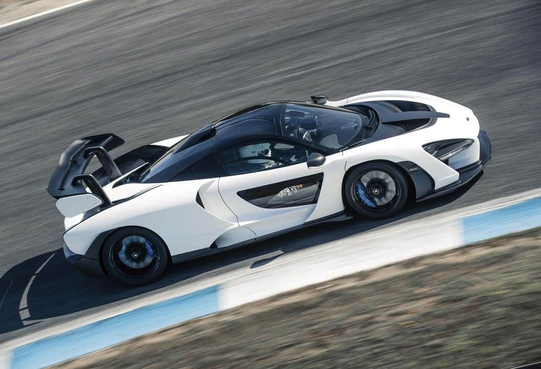 McLaren Automotiveさんのインスタグラム写真 - (McLaren AutomotiveInstagram)「The level of sophistication in the #McLarenSenna is ground-breaking. #DidYouKnow that the Ignition Cut technology that momentarily cuts the fuel spark during a gear shift was adopted straight from Formula 1™? #UltimateMonth」4月10日 17時58分 - mclarenauto