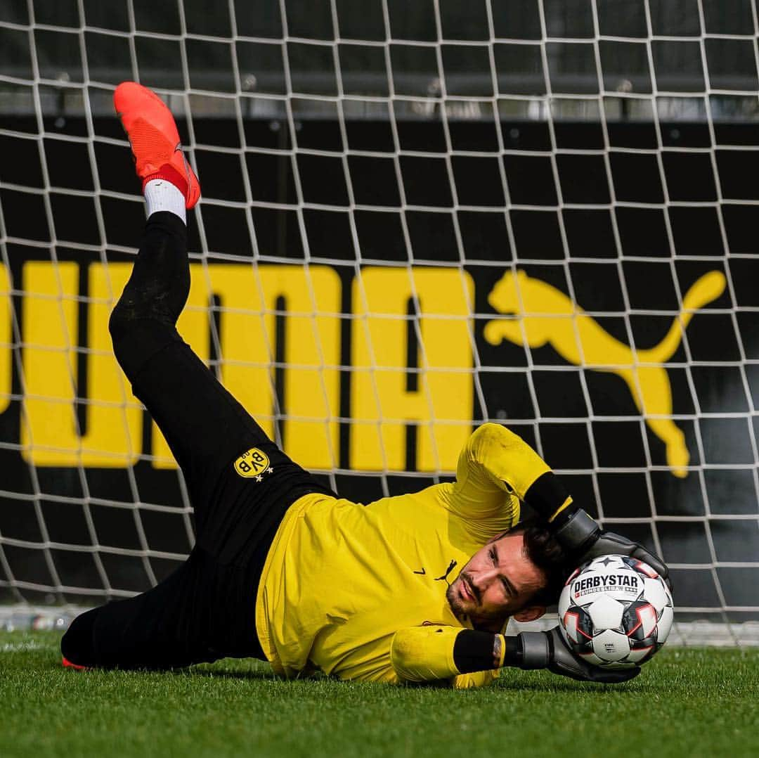 ボルシア・ドルトムントさんのインスタグラム写真 - (ボルシア・ドルトムントInstagram)「🙌🙌 Goalkeeper action. 🙌🙌 #bvb #borussiadortmund #goalkeeper #torhüter #torwart #romanbürki #marwinhitz #bundesliga #preperation」4月10日 17時58分 - bvb09