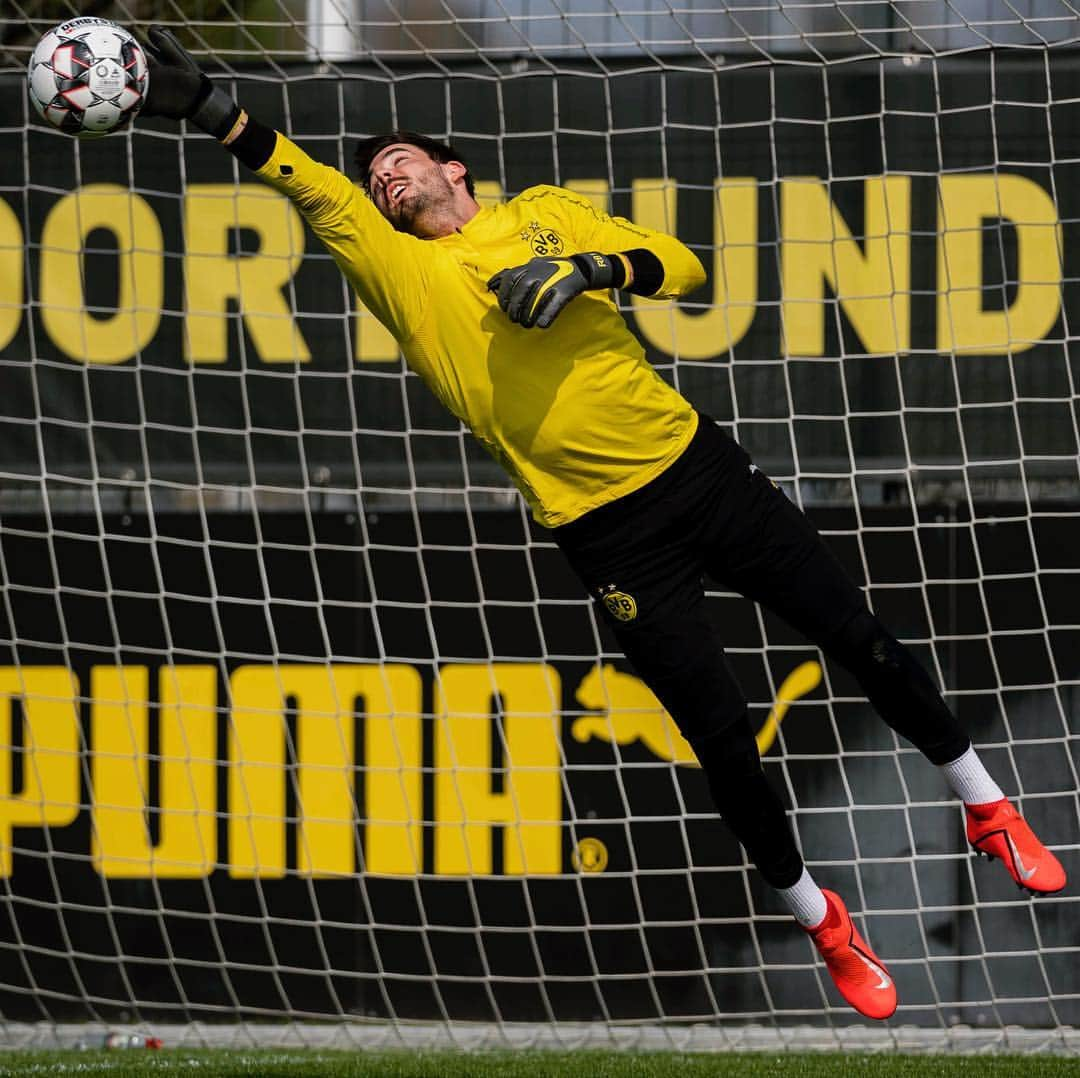 ボルシア・ドルトムントさんのインスタグラム写真 - (ボルシア・ドルトムントInstagram)「🙌🙌 Goalkeeper action. 🙌🙌 #bvb #borussiadortmund #goalkeeper #torhüter #torwart #romanbürki #marwinhitz #bundesliga #preperation」4月10日 17時58分 - bvb09