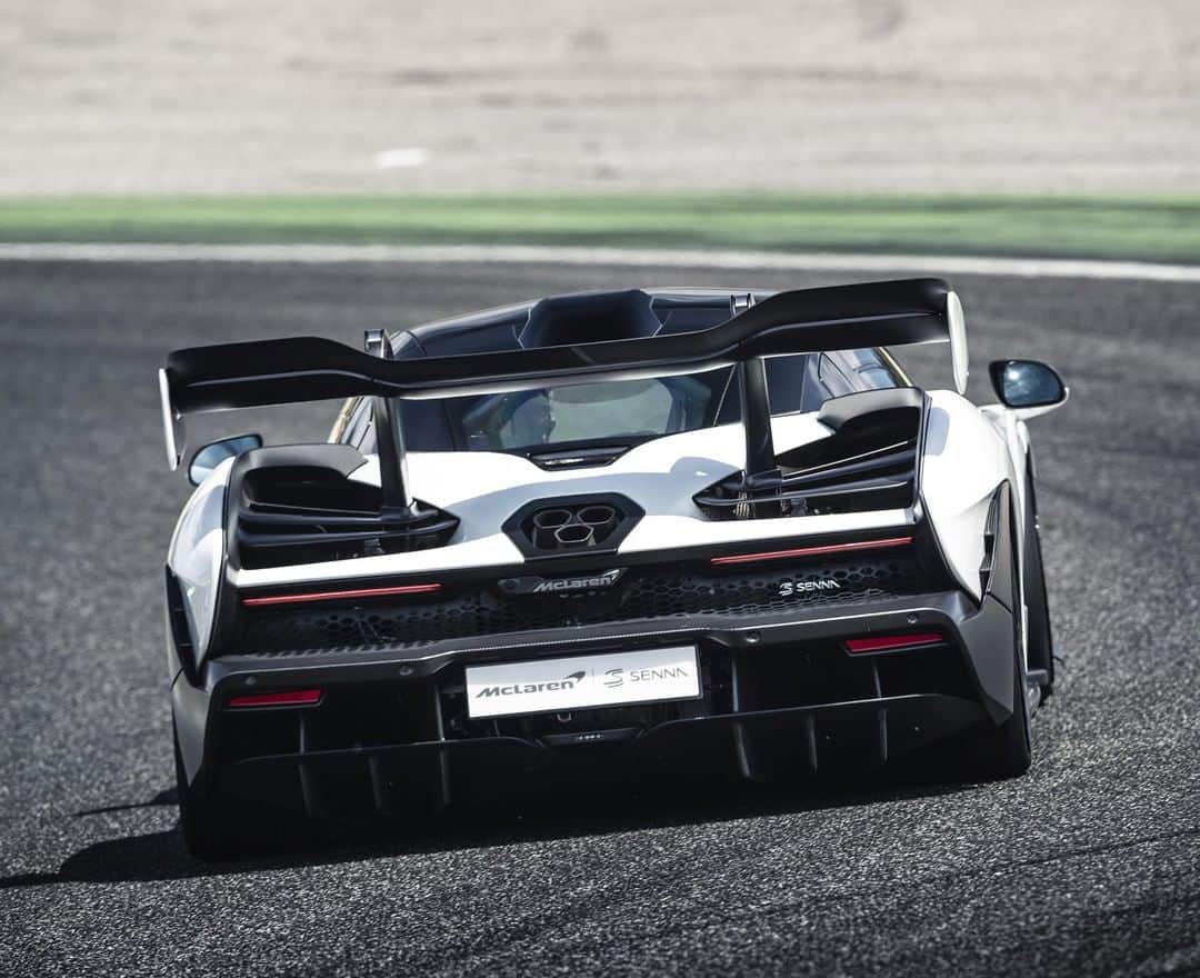 McLaren Automotiveさんのインスタグラム写真 - (McLaren AutomotiveInstagram)「The exhaust on the #McLarenSenna is unlike any other. It’s been painstakingly engineered to reduce weight and contribute to aerodynamic efficiency. And then there’s the noise… #UltimateMonth」4月10日 17時59分 - mclarenauto