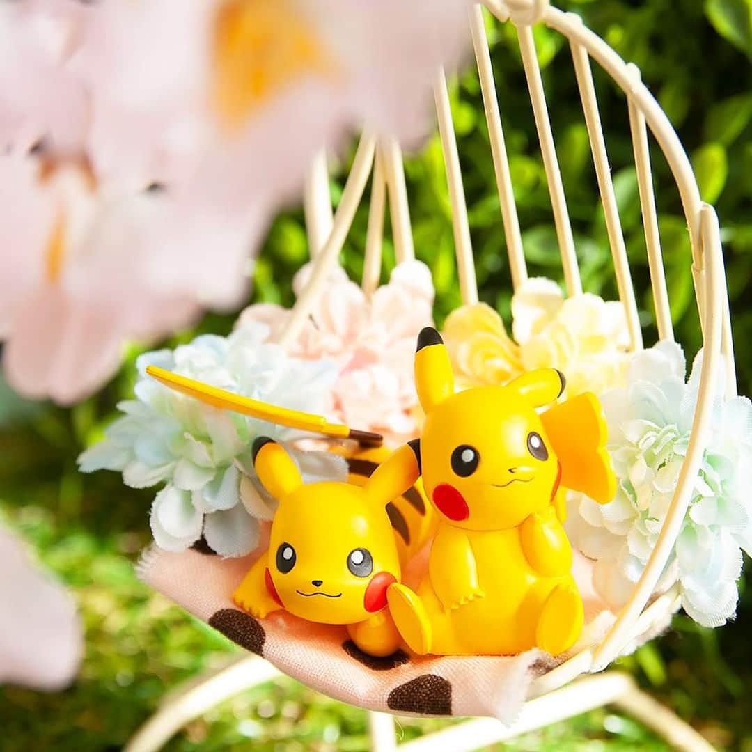 ピカチュウ公式Instagramさんのインスタグラム写真 - (ピカチュウ公式InstagramInstagram)「【今日のピカチュウ】 ピカチュウたちは、ふたりでまったり😊 何かお話ししているのかな❓🎶🎶 #pikachu #pokemon #pikachu_snap #photooftheday #flower #flowers #pink #green #spring #chair  #ピカチュウ #ポケモン #花 #春 #まったり」4月10日 18時00分 - pokemon_jpn