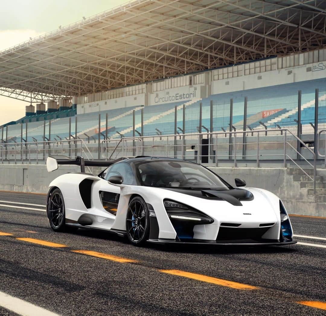McLaren Automotiveさんのインスタグラム写真 - (McLaren AutomotiveInstagram)「A car that’s built for the track, but legalised for the road. Do you know how much every single interior component of the #McLarenSenna weighs when massed together? The answer is staggering. #McLarenSenna」4月10日 18時00分 - mclarenauto