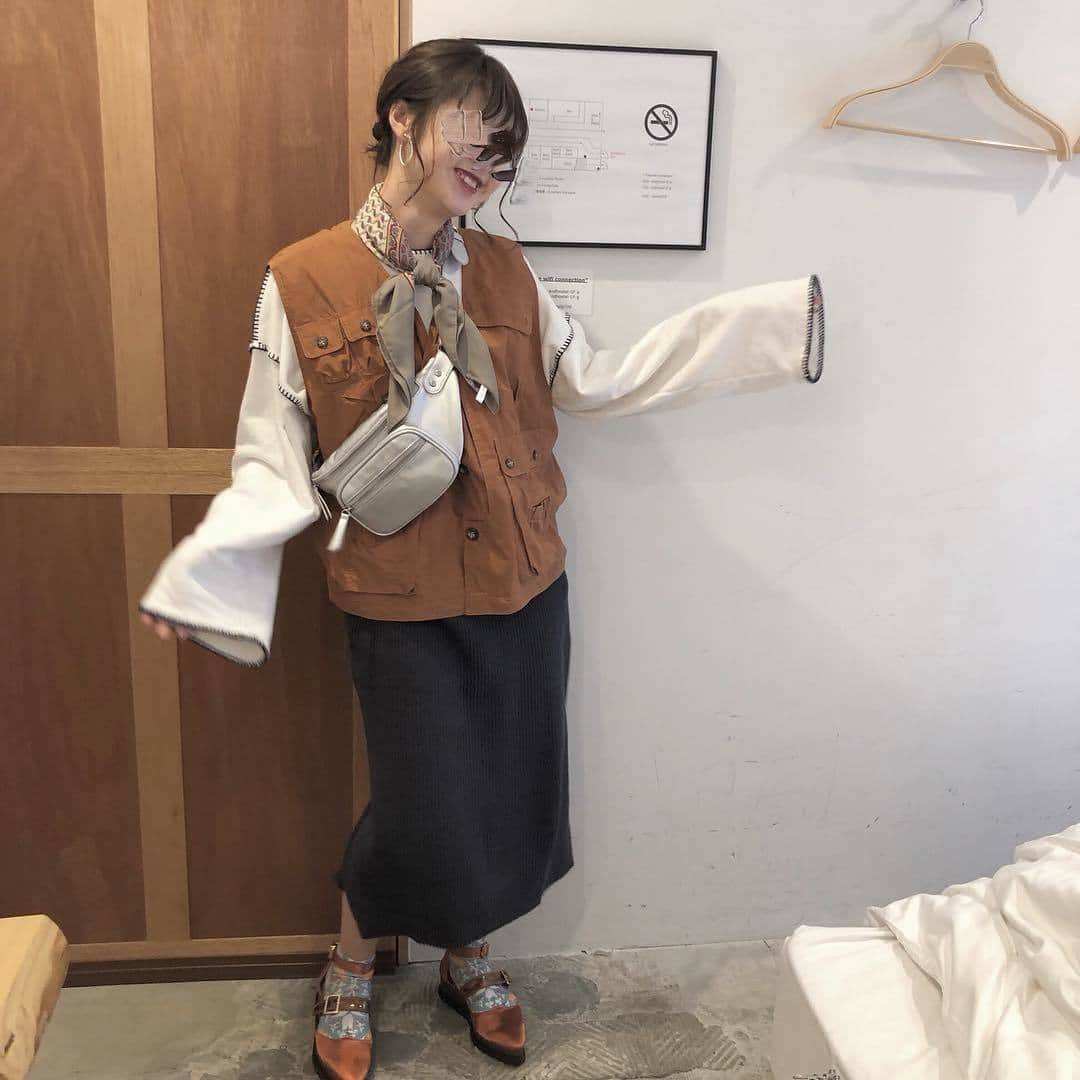 RiLiさんのインスタグラム写真 - (RiLiInstagram)「いつものコーデも【首巻きスカーフ】でワンランクアップ👆✨ ..... そろそろ暖かくなってきて、厚ーいコート生活からも卒業✨薄手のお洋服にチェンジし始めて【スカーフ】を使ったコーデの写真がみんなの投稿に登場してるってウワサ📷💕 ヘアアクセとしても、カバンのワンポイントとしても可愛いけど、、、💛首にスカーフを巻くスタイルが今のトレンドみたい❣❣キュッと首元に巻くだけで一気にこなれ感がでちゃう優れものっ🎶 ノーマルに結んだり、チョーカーっぽく巻いたり、大判のものを使ってリボンを作ったり🎀巻き方はさまざま❣❣コーデに合わせてデザインを変えたりしてもいいかもっ🙆✨みんなもこの春、挑戦してみてね👍 ❣ ❣ ❣ ❣ ❣ サイトやSNSで掲載させていただくお写真募集中😘📸 かわいいコーデやアイテム、注目スポットなどが撮れたら、ハッシュタグ→#rili_tokyo  を付けて投稿❗ ． Special Thanks💋 Photo by @pipi_0321 @30___baby @hi_na_no0121 @naruchin.0321 @na_onair @pan___riiii @shinamuuu @pechu___pepe @__nyachan95__ ． #春 #春コーデ  #首巻きスカーフ�#スカーフ #スカーフアレンジ #アクセサリー #ワントーンコーデ #シンプルコーデ  #カジュアルコーデ #ガーリーコーデ #置き画 #置き画くら部 #今日のコーデ #コーデ #コーディネート #RiLi  #おしゃれさんと繋がりたい #お洒落さんと繋がりたい #ファッション #패션스타그램 #ootd #outfit」4月10日 18時01分 - rili.tokyo