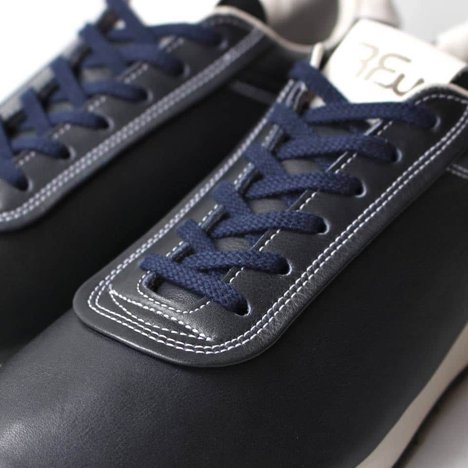 のインスタグラム：「《RFW 2019SS》  NEW COLOR KOPPE LO LEATHER -Navy-  コロンとしたシルエット 無駄のないデザイン 国内生産に拘った RFWの日本製スニーカー "KOPPE(コッペ)" ネイビーが新色で仲間入りしました 深みのある色と優しく包み込む履き心地 手に取るだけで感じる 上質なレザーの質感。  Round and soft silhouette Simple yet practical design Japan made RFW sneaker "KOPPE(コッペ)" New color (Navy) has joined the team ! With fine leather texture Deep color and gentle comfort for your feet.  www.rfwtokyo.com @rfwtokyo  #rfw #rfwtokyo #rhythmfootwear #sneaker #sneakers #kicks #instashoes #instakicks #sneakerhead #sneakerheads #nicekicks #sneakerfreak #kickstagram #2019ss #spring #summer #20th #aniversary #renewal #tokyo #東京 #スニーカー #シューズ #リズム #20周年 #記念 #madeinjapan #日本製 #rpm #rhythmprimarymarket」