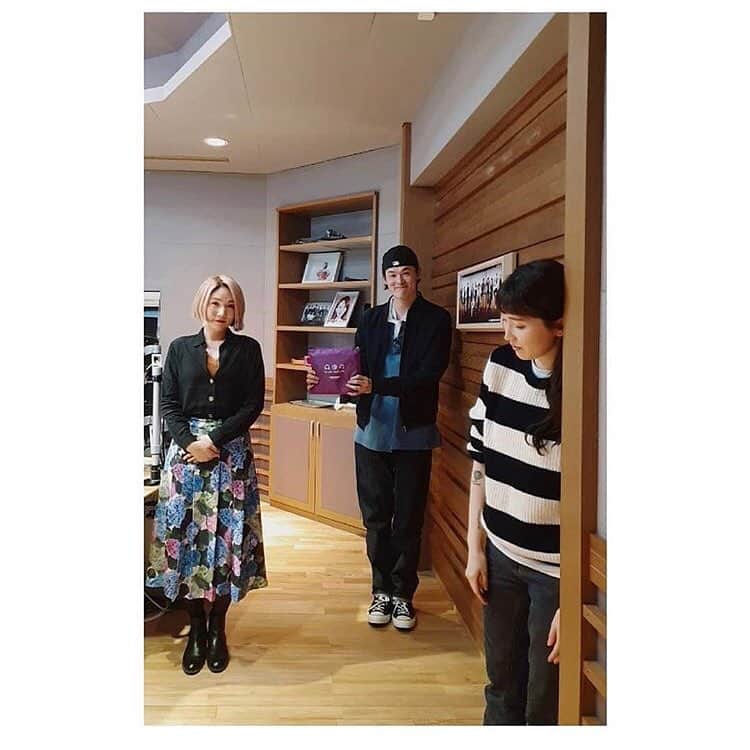 munzi_87さんのインスタグラム写真 - (munzi_87Instagram)「Posted @withrepost • @okdal_bluenight - 포즈 장인들💃🕺💃 - 이제 겨우 2주차인데! 상담에 깊이가 있는 분입니다. 모델계의 솔로몬, 우리 원중킹중킹😎 어제도 아주 깔끔하고 명쾌하게 우리 옥택연 여러분의 고민을 해결해주셨어요. - 그나저나 여러분... 왜 이렇게 멋지신겁니까😍 어제 보내주신 사연들을 쫙- 묶으면 한 편의 에세이집을 내도 될 정도로 너무나 주옥 같은 말씀을 많이 해주셨어요. 이게 바로 푸른밤 가족 클래스😚 -  어떤 고민이든 다 좋아요. 혼자 생각하지 마시고, 여기서 같이 나눠요. 원중킹중킹과 옥택연 여러분이 함께 머리 맞대고 해결해드릴게요💗 -  #MBC #라디오 #푸른밤 #푸른밤옥상달빛입니다 #고민 #상담 #탑모델 #모델 #김원중 #원중킹중킹」4月10日 18時07分 - munji_87