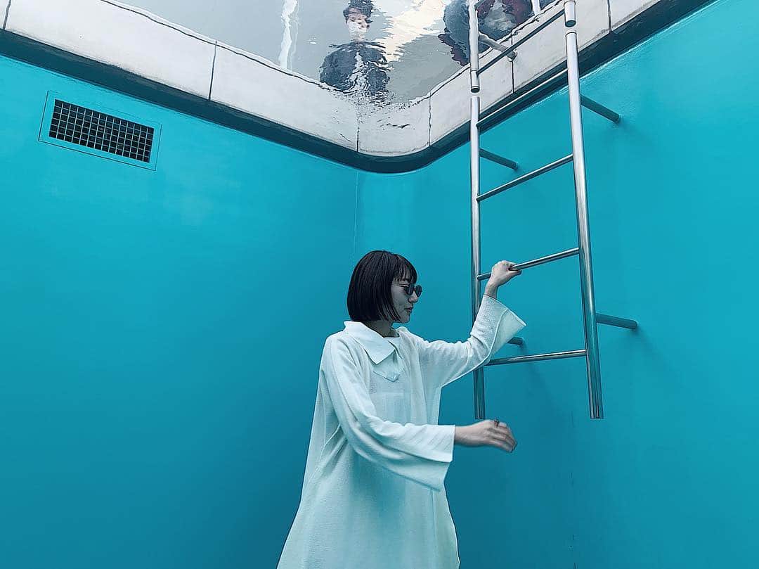武田玲奈さんのインスタグラム写真 - (武田玲奈Instagram)「#レアンドロエルリッヒ #スイミングプール  他にも、 色々作品を見たんだけど、 アニッシュカプーア の作品が 一番印象強いなあ。 不思議な空間だった、、」4月10日 18時07分 - rena_takeda