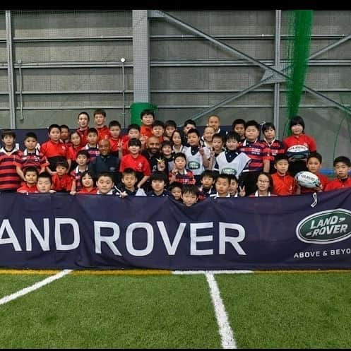 リーチマイケルのインスタグラム：「Great day yesterday with @LandRoverRugby @landroverJPN and this legend @GeorgeGregan meeting some kids from my Japanese home town of Sapporo #grassroots #LandRover #RWC2019 #ランドローバー #ランドローバーマスコットキッズ2019」