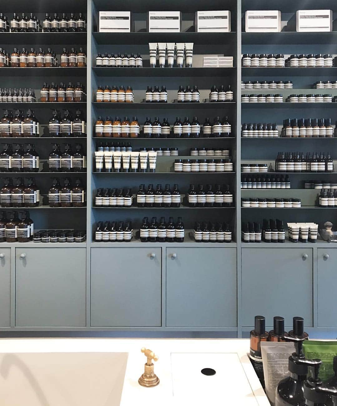 Veronica Halimさんのインスタグラム写真 - (Veronica HalimInstagram)「Never get bored of visiting @aesopskincare shop. Love the color of this shelves in Fitzroy’s branch. — #truffypi #truffypitravel #interior #aesop #aesopmelbourne #aesopfitzroy #skincare #interiordesign #melbourne #truffypilove」4月10日 18時08分 - truffypi