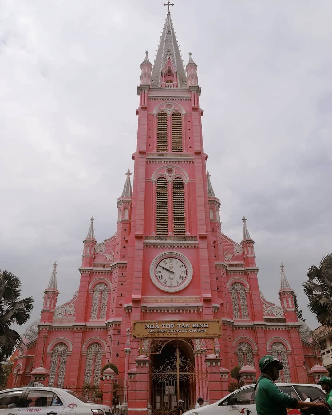 彦坂まなみさんのインスタグラム写真 - (彦坂まなみInstagram)「* ベトナム旅行🇻🇳 in HochiMin * 📍Tan Dinh Church ベトナムのピンクの教会⛪ ⏩please swipe ⏩ すっかりインスタで有名になったピンクのタンディン教会～ * 朝イチにいったけど、写真を取りに来てる観光客の方がたくさん！道路を挟んだ向かい側から撮影すると、全体が写るんだけど、交通量が多くて大変でした😭 * 時期によってクリスマスの飾りがついていたり、色んな飾りがあるみたいなんだけど、、私たちがいった日は何もついてなかった(笑)残念😂  中心部からは少し離れているのでタクシーで行くのが良いと思います🚕 *  #ベトナム #ベトナム旅行 #ホーチミン #ホーチミン旅行  #タンディン教会 #tandinhchurch #ピンクの教会  #女子旅 #旅好き #タビジョ #インスタ映え #フォトジェニック #海外旅行 #インフルエンサー #church #pink #ピンク #hochiminhcity  #traveller #colorfu #chill #photogenic #visitvietnam #vietnamtravel #genic_mag」4月10日 18時11分 - ma7am1