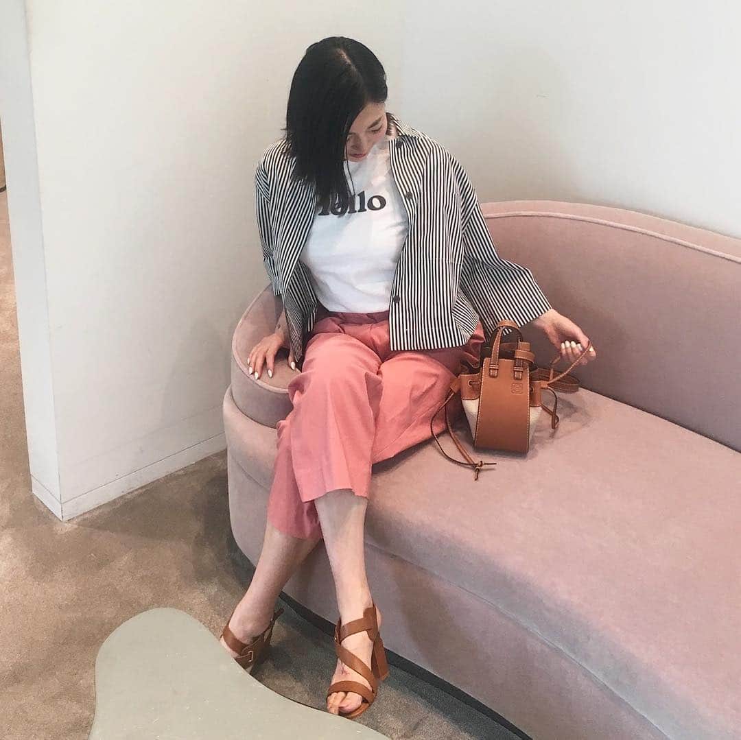 のインスタグラム：「六本木店スタッフのコーディネート！ 春らしいピンクカラーのパンツを主役に、スタイリングしました。 #shirts #driesvannoten #cutandsew #madisonblue #pants #barneysnewyork #bag #loewe #shoes #clergerie #fashion #style #coordinate #ファッション #コーディネート #バーニーズニューヨーク #barneysjapan #barneysnewyorkroppongi」