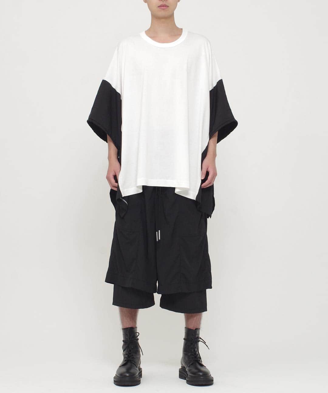 ウィザードのインスタグラム：「2019 S/S COLLECTION ”HUMANOISE SYSTEM”  RADIOHEAD の楽曲『LIFT』から着想したコレクションは対比や閉塞感からの開放感などを独自の視点で表現しています。  DOCKING WIDE CUTSEW  50/2 GIZA天竺を使用。 エジプト綿のGIZA糸が肌触りの良いしっとりとした落ち感のあるシルエットを生み出します。 クルーネックのポンチョシルエットに、切り替え部分にオリジナルのナイロン塩縮素材を使用した独特のデザインが施されています。 薄手の塩縮ナイロン素材は軽くしなやかな風合いと着心地の良さを発揮します。 切り替えの袖口にはドローコードで袖口を調節できるギミックもあります。 羽織物として、レイヤードしても長期間にわたって使えるのも魅力です。  In store now  https://wizzard.stores.jp  #wizzard_fac #wizzard #fashion #tokyofashion  #streetfashion  #fashionphoto  #streetwearbrand  #streetwearaddicted #19ss #radiohead #ウィザード #メンズファッション #ファッション #モード #モード系ファッション」