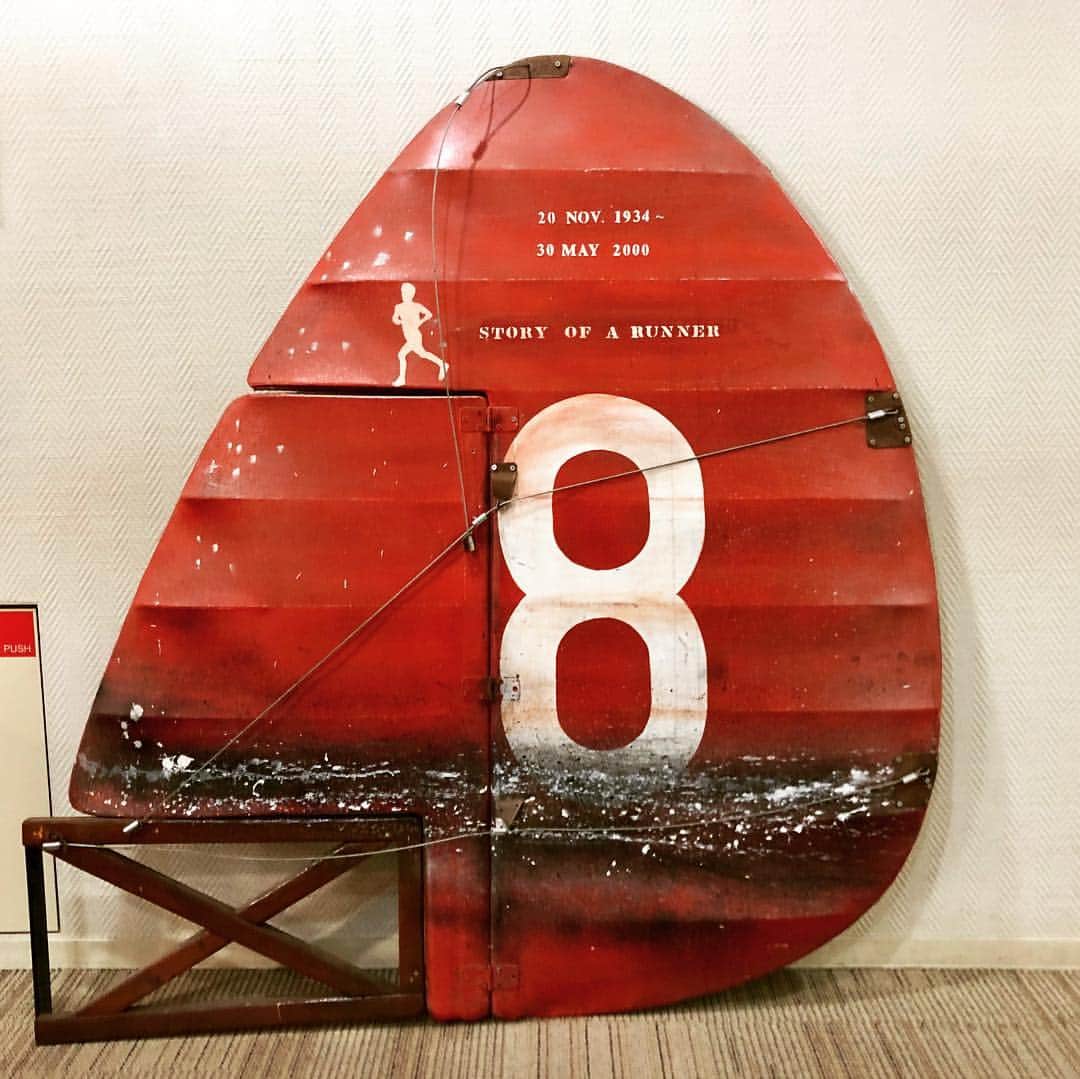 田中要次のインスタグラム：「4月7日、映画『ぼくの好きな先生』上映後の前田哲監督、瀬島匠さんとのアフタートークはトリオ漫才みたいで楽しかったなぁ〜 本編にも登場した尾翼のオブジェ、番号が「8」なのは「∞」という意味だそうです。8/8生まれとしてはコレが欲しかったんだけど、瀬島さんが亡き父を想って作られたものなので非売品なんだそうです。この映画、好評につき公開延長になっているそうなので、このオブジェが何処に出てくるか見つけに行ってみてください！ #sukinasensei」