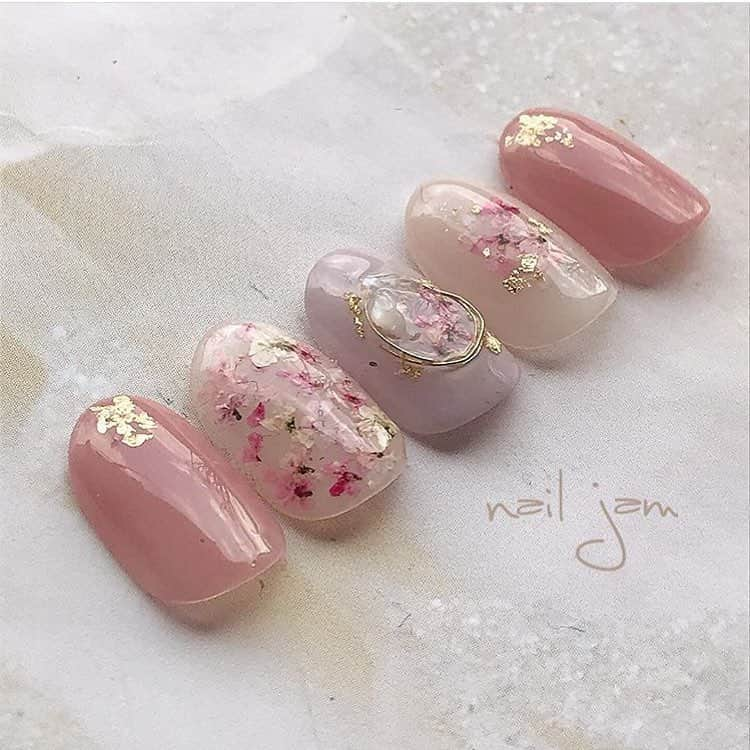 PREGELさんのインスタグラム写真 - (PREGELInstagram)「#repost﻿ ﻿ @a.nailjam 様﻿ ﻿ ﻿ いつも素敵な投稿ありがとうございます☺️✨﻿ ﻿ ﻿ 春色を詰め込んだ押し花ボタニカルネイルです💐﻿ ﻿ ﻿ プリジェルミューズ﻿ ＊ M43﻿ ＊ M179﻿ ＊ S56﻿ ﻿ ﻿ ﻿ #ジェルネイルアート﻿﻿ #ジェルネイル﻿﻿ #プリジェル﻿﻿ #ボタニカルネイル﻿ #春ネイル﻿﻿ #フラワーネイル﻿ #くすみネイル﻿ #台南美甲﻿﻿ #美甲﻿﻿ #gelnailsart﻿﻿ #instanailstyle﻿﻿ #gelnails﻿﻿ #건대네일﻿﻿ #네일그램﻿﻿ #네일아트﻿﻿ #ต่อเล็บ﻿﻿ #เล็บเจล﻿」4月10日 18時19分 - pregelofficial