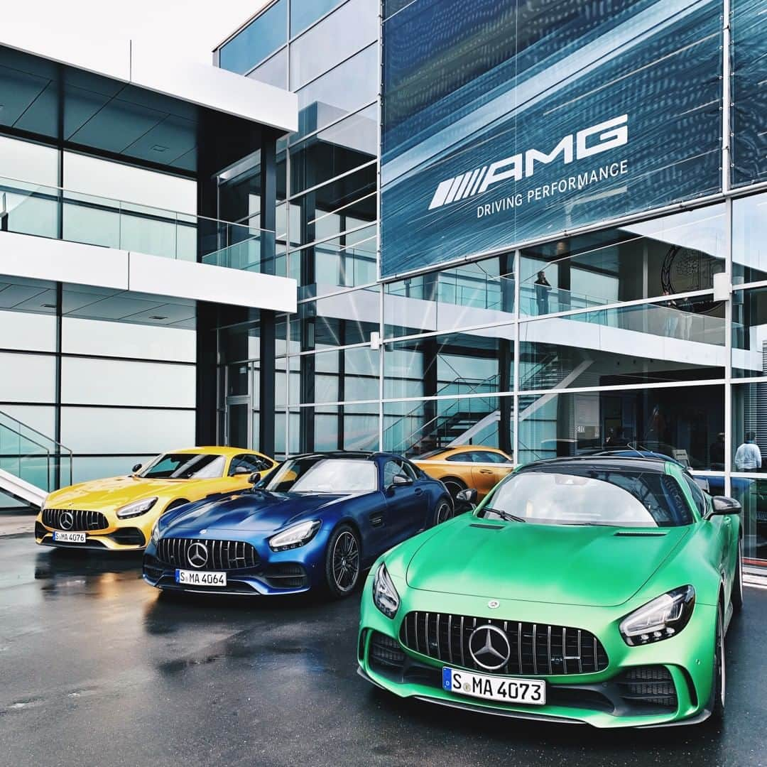 メルセデス・ベンツさんのインスタグラム写真 - (メルセデス・ベンツInstagram)「🔥 or ☄️ or 🐲 ? Left, middle or right? Photo by @santanya with @mercedesamg. __________ [Mercedes-AMG GT R | Kraftstoffverbrauch kombiniert: 12,4 l/100 km | CO2-Emissionen kombiniert: 284 g/km | http://mb4.me/RechtlicherHinweis/] . #MercedesBenz #MercedesAMG #⭐ #AMG #AMGGTR #DrivingPerformance #mbfanphoto #leftorright #easteregg #eastern #automotivedesign #automotivephotography #canyouhearmeroar #mbcar」4月10日 18時30分 - mercedesbenz