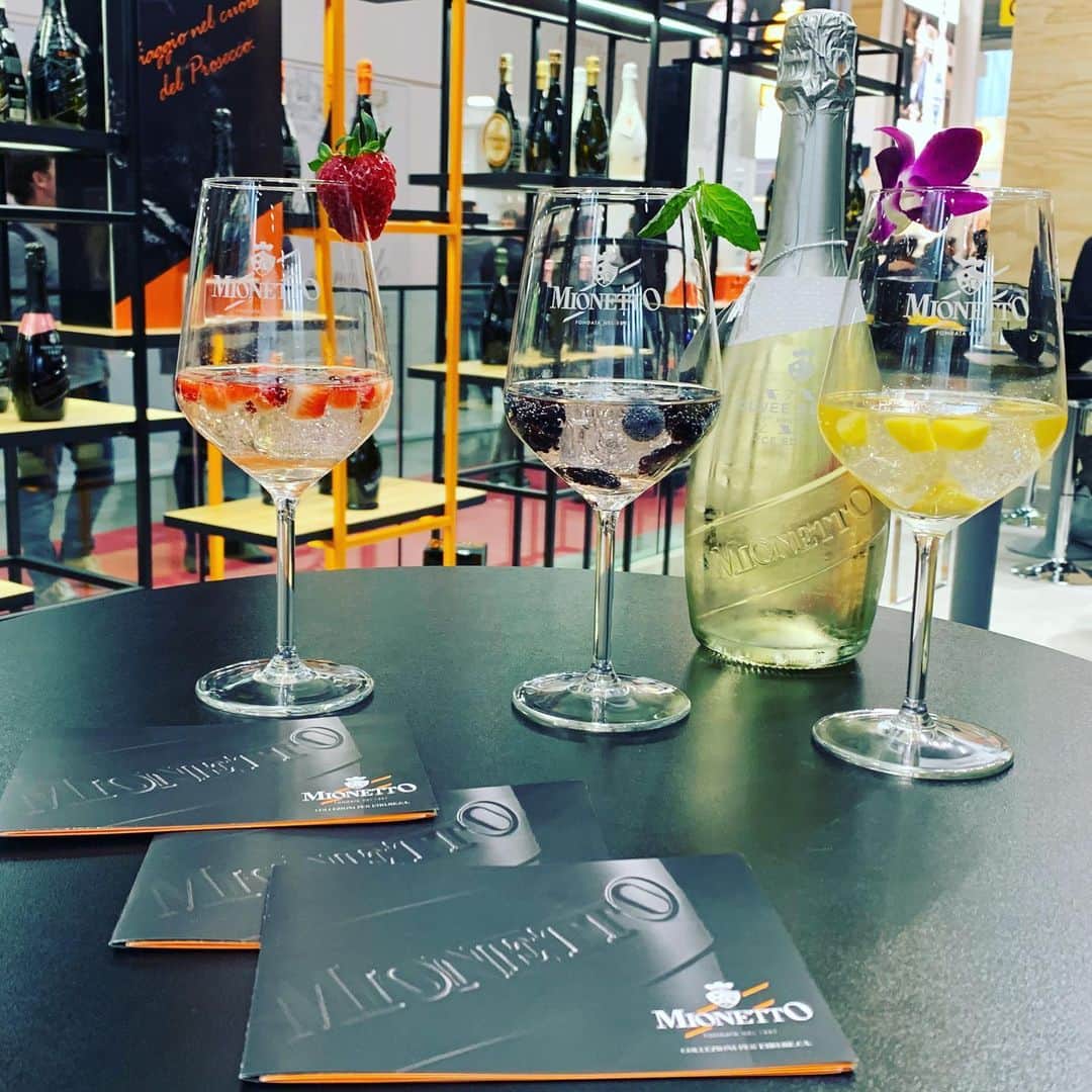 Mionetto Proseccoさんのインスタグラム写真 - (Mionetto ProseccoInstagram)「A season full of bubbles and jucy fruits! Taste the CUVÉE Sergio ICE EDITION -Luxury Collection- in the newest cocktails Red Soul, More&More and Sweet Bollicine. #mionettoprosecco #vinitaly2019」4月10日 18時30分 - mionetto_prosecco