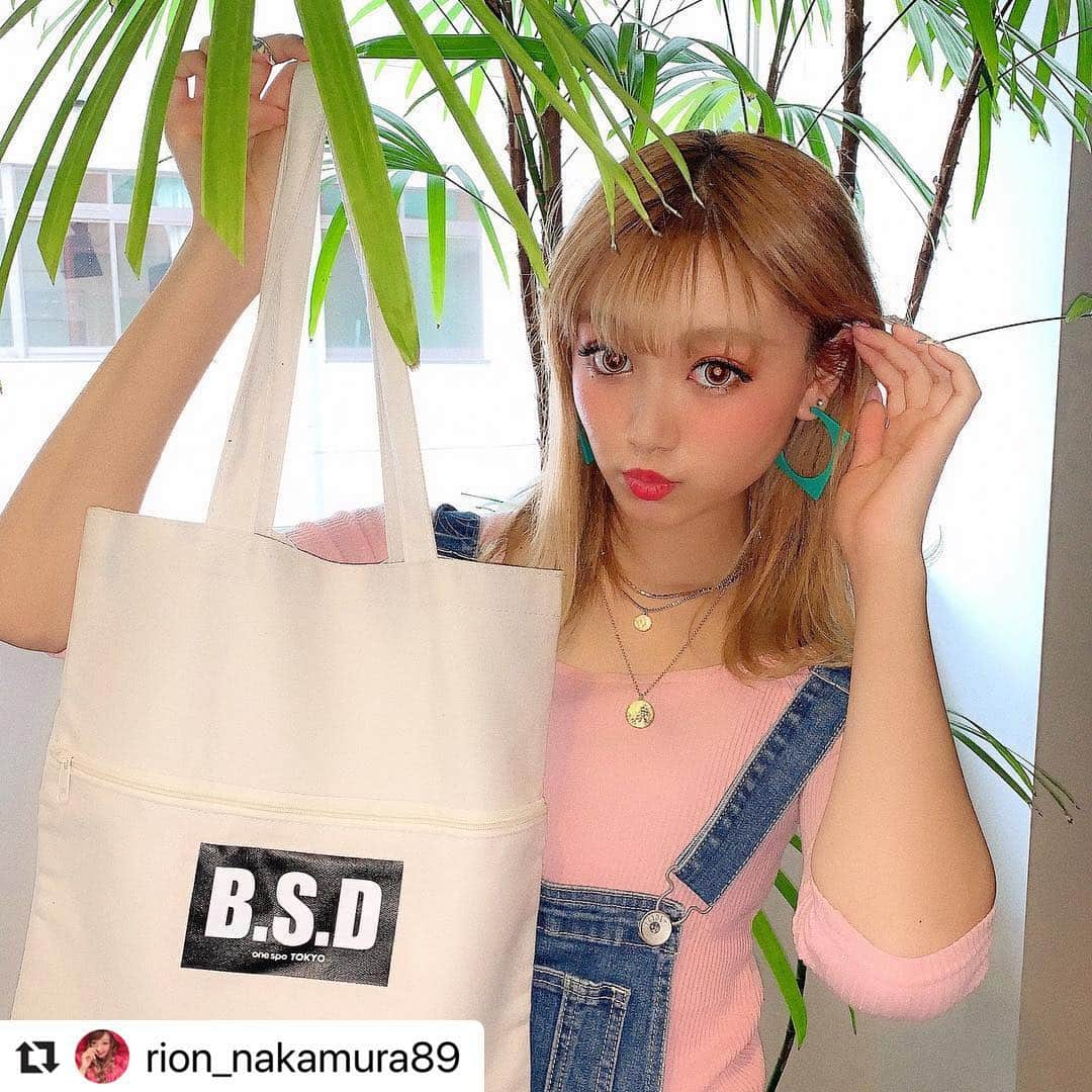 Popteenさんのインスタグラム写真 - (PopteenInstagram)「りぃたむも付録バッグを愛用中😳💗モデルの愛用率がかなり高めで、撮影現場でもバッグがかぶりまくり😘✨✨ #Repost @rion_nakamura89 with @make_repost ・・・ Popteen5月号はgetしたかな？ 今月号の付録はone spoのロゴトートバッグ♡ りおんはほんまに毎日愛用してる💗 物もめっちゃ入るしほんまに使いやすいよ♡ 学校に持っていくトートバックにしてもありやな♡ みんなもgetしてね♡ ・ ・ #popteen5月号 #popteen #モデル #コーデ  #お洒落さんと繋がりたい #fashionista #followme #l4l #instagood #kawaii #fashion #style #streetstyle #osaka #model」4月10日 18時22分 - popteen_official