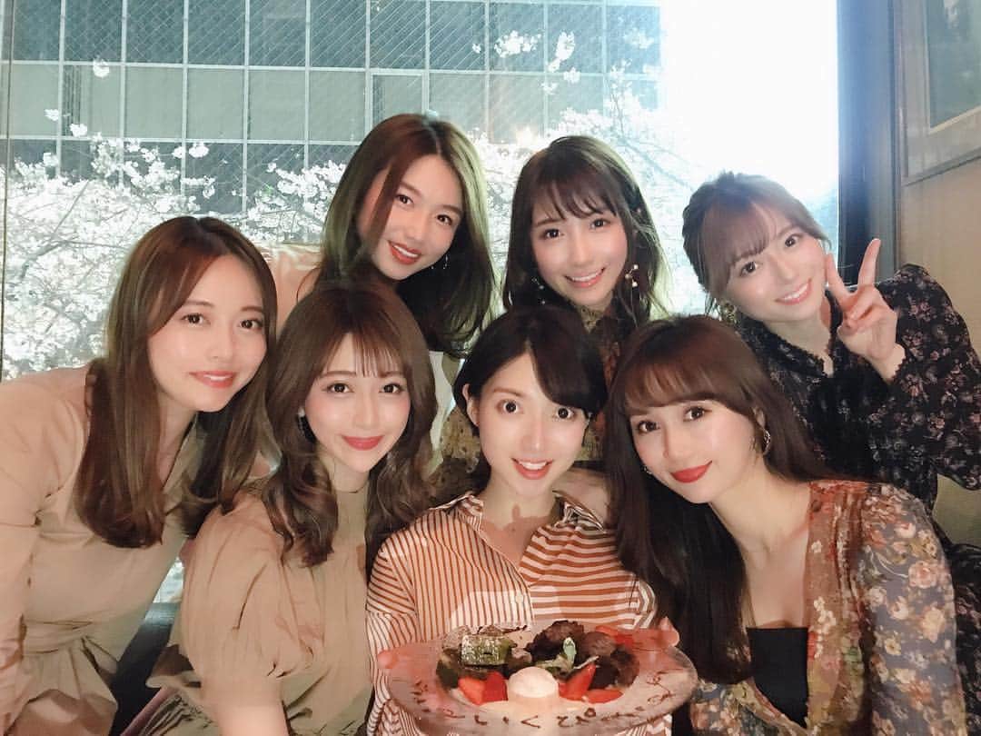 のインスタグラム：「この前のいつものメンバーでのお祝い🥳🧁桜を見ながらのディナーとってもよかった🌸🌸🌸 * いくひお誕生日おめでとう💛💛💛」