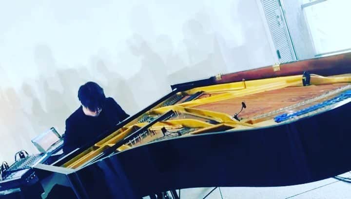 渋谷慶一郎のインスタグラム：「昨日、Jun Ashidaのコレクションの音楽をプリペアードピアノでやりました。ピアノの内部に釘とかゴムとか挟んで弾くとこんな音になる。非常に好き。」