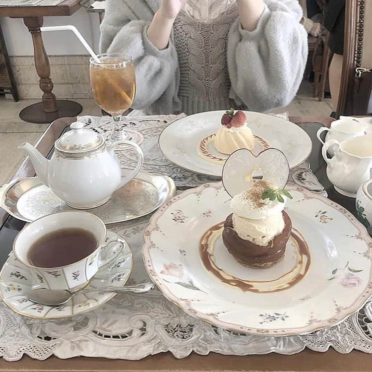 ピュアラモ@オフィシャルさんのインスタグラム写真 - (ピュアラモ@オフィシャルInstagram)「@h0n0p0p さんのおすすめカフェ情報🐇♡ . アンティークカフェ☕️ . . 昨日はずっと行きたかった #コーヒーパーラーヒルトップ さんへ。 山の上ホテルの中にある喫茶室です。 私はタルトタタン(¥1,200)をいただきました。 上にのってるリンゴがハートの形をしていて、キュン死です。 もちろん洋食器にもトキメキます。ときめかせていただきました！ ホテルの中のカフェだけど、気軽に入れる雰囲気で、ゆったりくつろげました〜♡ おすすめのカフェです。 . . #山の上ホテル #御茶ノ水カフェ #神保町カフェ #東京カフェ #スイーツ部 #女子会 #アンティーク #カフェ #カフェ部 #カフェスタグラム #カフェ活 #インスタ映え #スイーツ #スウィーツ #おきがくらぶ #置き画くら部 #置き画 #東京 #カフェ巡り #カフェ巡り好きな人と繋がりたい #あまいもの #かわいい」4月10日 18時32分 - purelamo_official