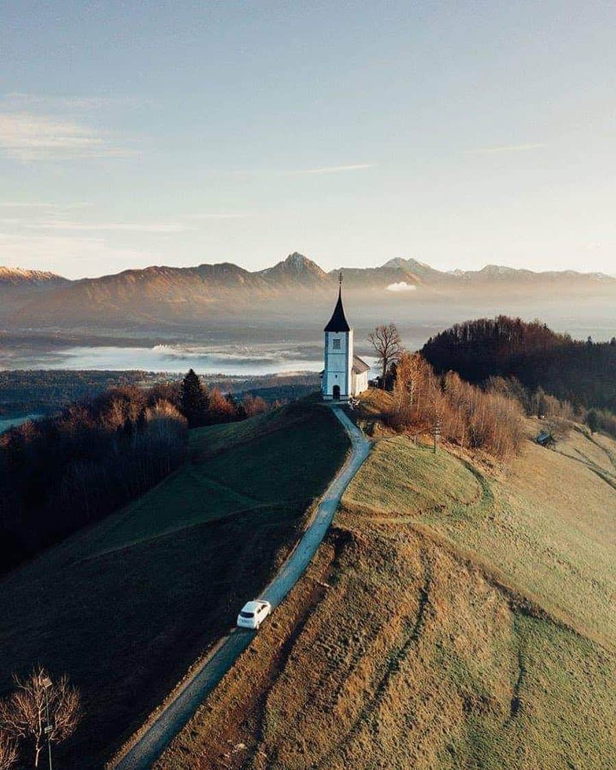 ルノーさんのインスタグラム写真 - (ルノーInstagram)「What better way to explore the splendid nature of #Slovenia than at the wheel of a #RenaultZOE? 🌲⚡️ #EasyElectricLife #Electric #EV #ElectricMobility #Travel」4月10日 18時34分 - renaultgroup