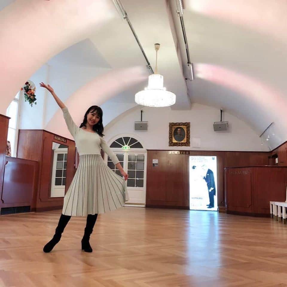 朝日放送「朝だ！生です旅サラダ」さんのインスタグラム写真 - (朝日放送「朝だ！生です旅サラダ」Instagram)「@fuhinami_official #ウィンナーワルツ ！！✨✨✨✨✨ 優雅な時間でした😌💕💕 #ウィーン の方々は、高校生くらいになるとほとんどが習いにいくらしいです。。素敵！✨ 私もこの日、丁寧に教えて頂きました❣️ 一応ある程度は踊れるようになったので。。 いつか宮殿の舞踏会に呼ばれないかなぁと、ちょっぴり期待しています。笑 _ #エルマイヤーダンススクール #TanzschuleElmayer #伝統文化 #優雅な時間 #舞踏会  #呼ばれるかなぁ ？ #Vienna #オーストリア #Austria _ #ABCテレビ #朝日放送テレビ #朝だ生です旅サラダ #旅サラダ #旅サラダガールズ #妃海風 #タカラジェンヌ #宝塚歌劇団 #元宝塚 #海外 #旅 #travel #trip」4月10日 18時35分 - tabisalad