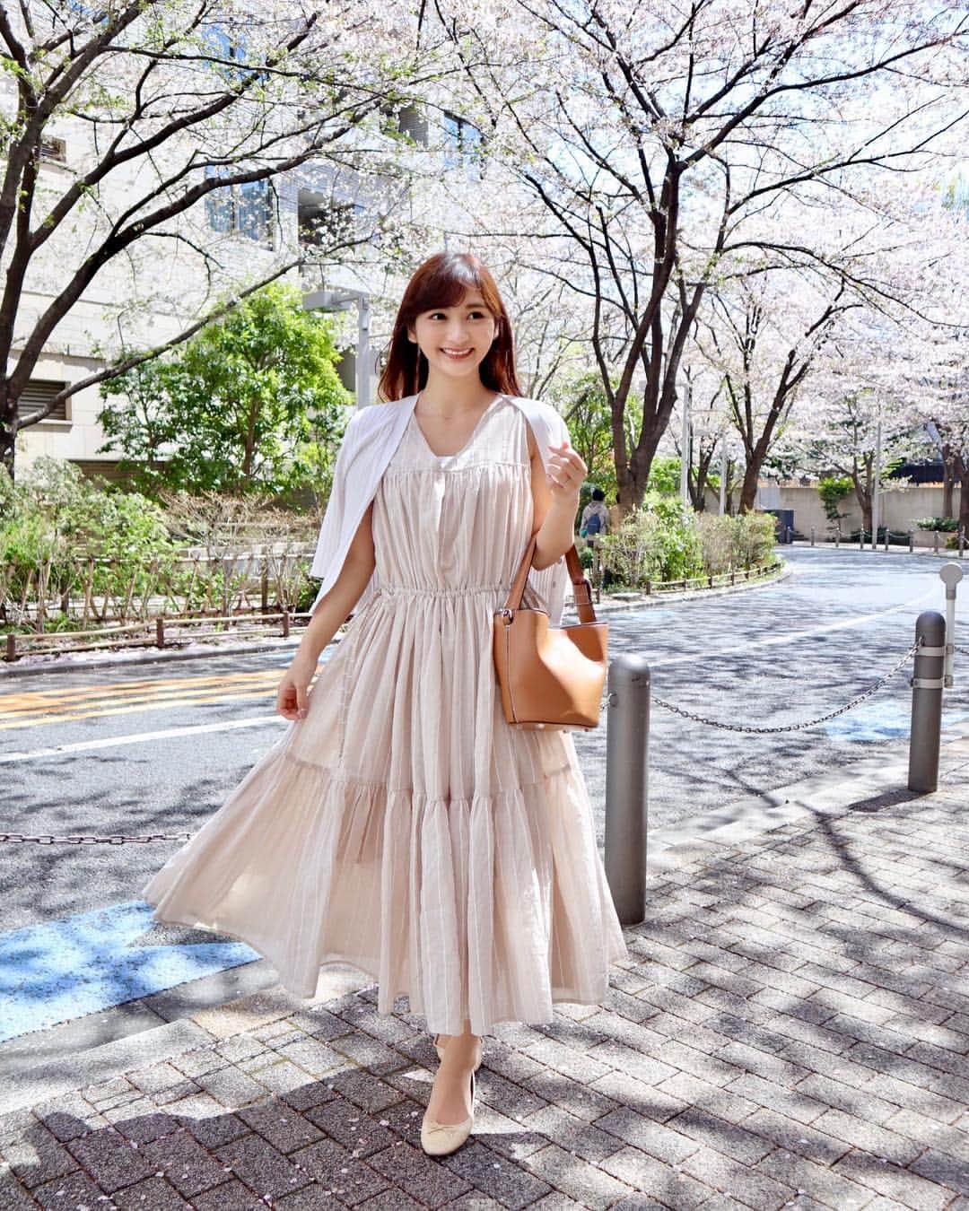 のインスタグラム：「今日は寒いけど、昨日はまだまだ桜が綺麗でした🌸 今年はお花見できなかったので、平日のランチタイムに少しだけお花見✨  ボリュームたっぷりのティアードワンピース、春らしくて柔らかで好き💕  ウエストのリボンは横で結んでいるけど前で結んでも良いし、前後逆でも着られる万能さんです👼  dress : @titivatejp #titivate #ティティベイト  #coordinate#ootd#Japanese#Japanesegirl#Happy#girl#girly#fashion#instafa#ティアードノースリーブリラックスワンピース#ティアードワンピース#ワンピース#Vネック#夏ワンピ#春服#お花見#桜#🌸」