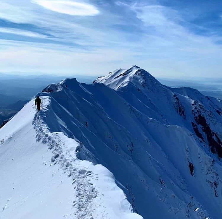 登山*トレッキング*アウトドア『.HYAKKEI』さんのインスタグラム写真 - (登山*トレッキング*アウトドア『.HYAKKEI』Instagram)「季節外れの雪が降り、山は再び銀世界。このpicのような美しい雪山は、まだまだ続きそうですね。 ・ photo by @gui.gui.gram ・ ・ あなたの山の思い出picを#hyakkeime で投稿してください！みんなで素敵なお山ギャラリーをつくりましょー！﻿ ・﻿ ・﻿ ・﻿ #登山好きな人と繋がりたい #登山 #山登り #山歩き #山ガール #登山女子 #山ボーイ #山バカ #landscape #絶景 #日本の絶景 #as_archive #vsco #reco_ig #光と影 #広角 #青空 #sky #自然美 #雪山 #冬山 #雲海」4月10日 18時37分 - hyakkei_me