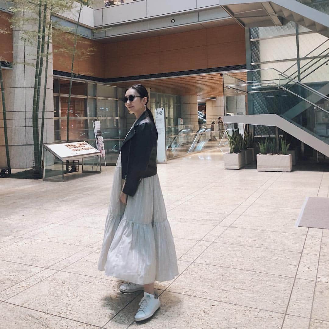 鈴木詩織さんのインスタグラム写真 - (鈴木詩織Instagram)「ワンピはカジュアルに着たい派💜 . . . . . #ridersjacket / @studious_official  #dress / @titivatejp  #shoes / @adidasoriginals  #bag / @tembea_torso_design . . . . . #ootd#outfit#coordinate#studious#outer#titivate#adidas#tembea#ティティベイト#titivatestyle #カジュアルコーデ#大人カジュアル#パープルコーデ#プチプラコーデ#シンプルコーデ#ティアードノースリーブリラックスワンピース」4月10日 18時41分 - shiorin0802suzuki