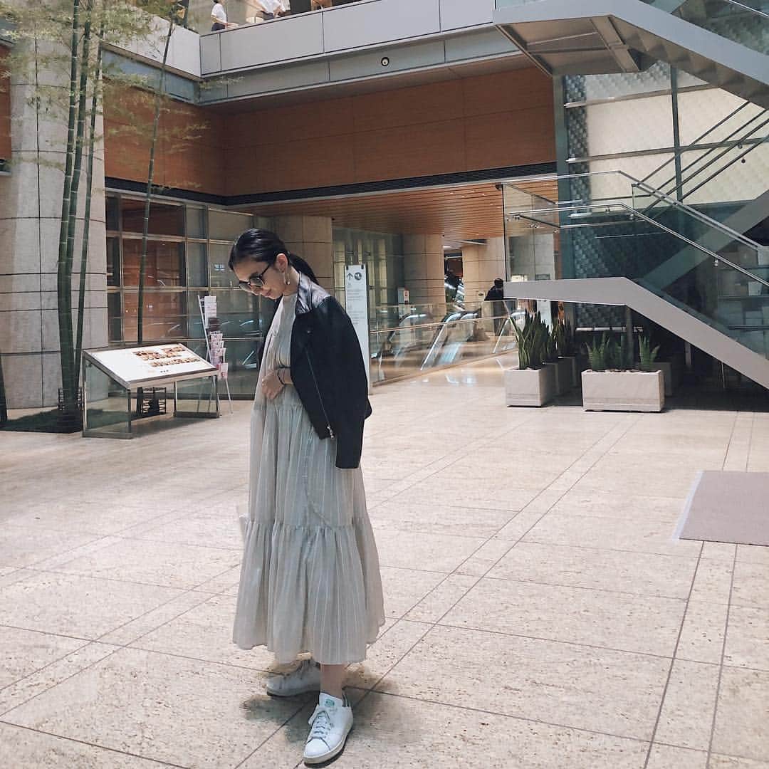 鈴木詩織さんのインスタグラム写真 - (鈴木詩織Instagram)「ワンピはカジュアルに着たい派💜 . . . . . #ridersjacket / @studious_official  #dress / @titivatejp  #shoes / @adidasoriginals  #bag / @tembea_torso_design . . . . . #ootd#outfit#coordinate#studious#outer#titivate#adidas#tembea#ティティベイト#titivatestyle #カジュアルコーデ#大人カジュアル#パープルコーデ#プチプラコーデ#シンプルコーデ#ティアードノースリーブリラックスワンピース」4月10日 18時41分 - shiorin0802suzuki
