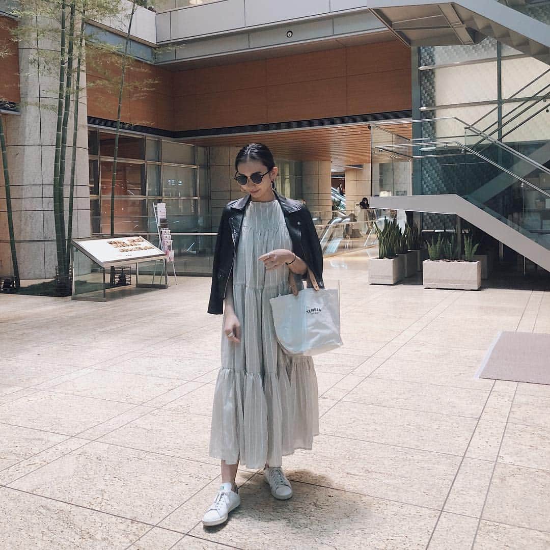 鈴木詩織さんのインスタグラム写真 - (鈴木詩織Instagram)「ワンピはカジュアルに着たい派💜 . . . . . #ridersjacket / @studious_official  #dress / @titivatejp  #shoes / @adidasoriginals  #bag / @tembea_torso_design . . . . . #ootd#outfit#coordinate#studious#outer#titivate#adidas#tembea#ティティベイト#titivatestyle #カジュアルコーデ#大人カジュアル#パープルコーデ#プチプラコーデ#シンプルコーデ#ティアードノースリーブリラックスワンピース」4月10日 18時41分 - shiorin0802suzuki