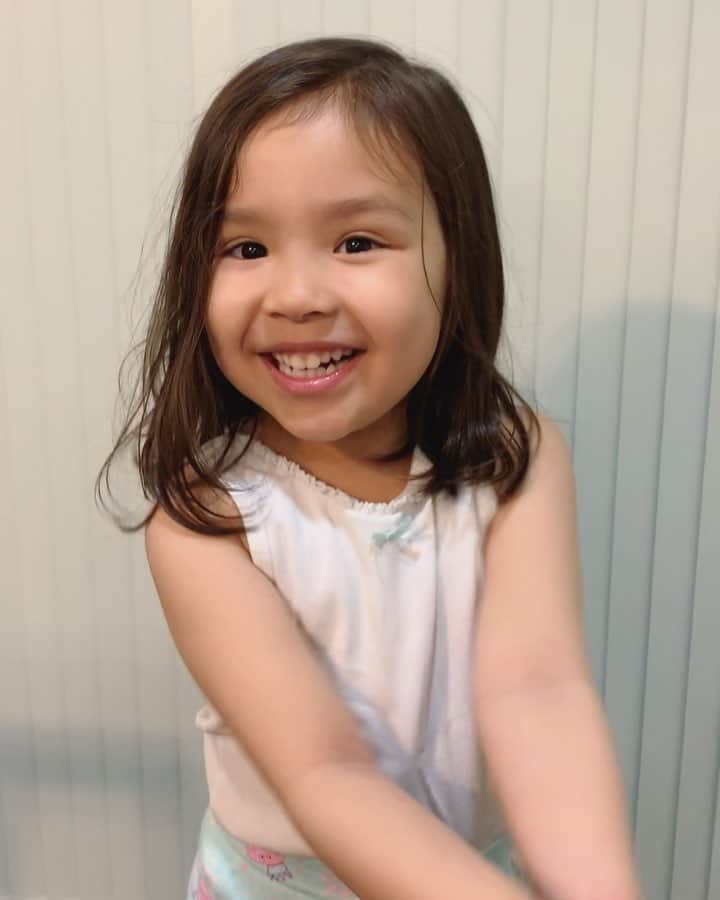 バイリンガル3兄妹のインスタグラム：「今日はバス通園初日でした！ ・ 泣くかなー？と思ったけど、家を出る前からバスを楽しみにしてて、「マミーにバイバイするねー♡」と言ってたので ・ その気分を壊さないように、悲しさを感じる隙間を与えないように、めっちゃ盛り上げてバスを待ち ・ そのまままんまとバスに乗せることに成功！😂 ・ 宣言通り笑顔で「バイバーイ！」と登園していきました♡ ・ そして帰り。 先生の話では、泣きはしなかったものの、担任の先生にほぼ一日くっついていたようです。 ・ でも 担任の先生が自分の先生 心を開いていい先生 頼ってもいい先生だと認識しはじめてる証拠だと思う。 ・ 前に初めて幼稚園に通いだした時は 教室の隅っこで1人で泣いてたこともあったから。😭 ・ 担任の先生から、誰かお友達1人、そして2人と、どんどん心を開いていってくれたらいいな♡ ・ ちなみに知らない人はもちろん、親しくない人に声をかけられても(いや、結構親しくても？😂)口を開くことは絶対にないおはなさんなので ・ 先生に挨拶ができるようになるまで1ヶ月はかかるかな、もしかしたら半年くらいかかるかも？(ちなみにアメリカの学校では一度も声に出して挨拶を返せたことがない) ・ と思ってたら、 本日バスを降りて ・ 先生「ご挨拶いたします」 私(きっと華は無言を貫くだろう) ・ 先生&私「さようなら…」 華「さようなら。」 ・ 先生&私「Σ（・□・；）!!!」 ・ というわけで難関と思われていた挨拶をしれっと突破した彼女なのでした。 ・ 褒めに褒めちぎったので、明日からもうまくできるかなー♡ ・ もしかしたら、初日だからものすごく頑張っただけで、明日からまた口を閉ざすことも考えられるけど…😂 ・ とにかくこれからの園生活が楽しいものになりますように…♡ ・ ・ #堂々と先生の名前を間違える #はなち #4歳 #年中 #幼稚園児 #バイリンガル3兄妹」