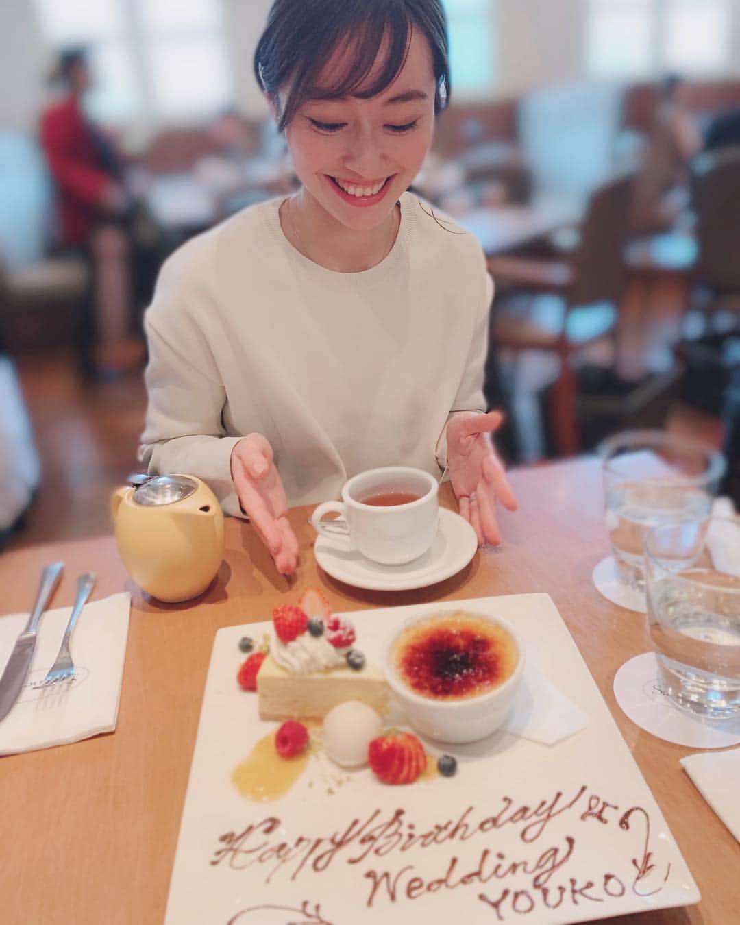 小祝麻里亜のインスタグラム：「あたかも自分のお祝い風。笑 ． ． 幼・小・中学と、一緒だった幼馴染の結婚と誕生日を祝いました🎉本当におめでとう☺️♥️♥️ ． 今日は前髪を下ろしてみた✌︎寒かったですね🥺☔︎ ❄︎ 温まってくださいね👍 ＿＿＿＿＿＿＿ #友達 #ランチ #バースデーケーキ #ハッピーウェディング #誕生日 #4月生まれ #friends #lunch #lunchtime #birthdaycake #wedding #런치 #점심 #친구 #기뻤다 #생일케이크」