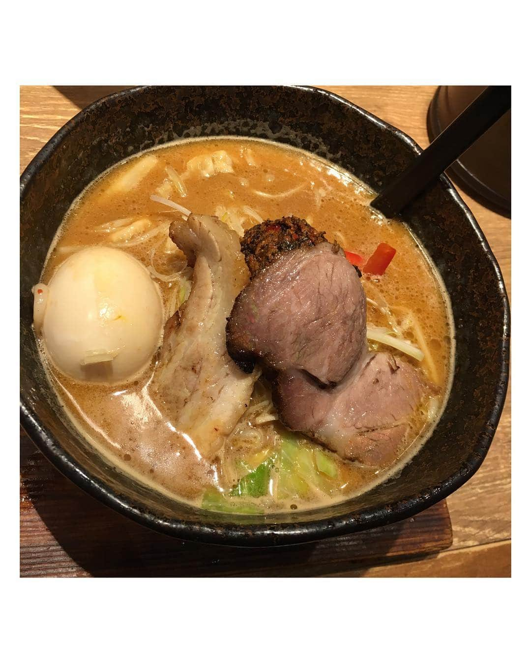 渡邉ひかるさんのインスタグラム写真 - (渡邉ひかるInstagram)「味噌が一番  @ 中野 頂上味噌麺味玉入り 900円 辛い味噌玉 100円 ・ ・ ・ ・ ・ 中野ブロードウェイを歩いて行って、左手に細めの看板を見つけ少し奥まったところの細い階段を下がった地下の場所に。 マップを頼りに行ったが、一度通り過ぎてしまうほどなので、しっかりと注意しながら向かってください。笑 細い階段に並ぶのだが、既に先客が5人以上並んでいる。着席までに15分ほど。 どうやら、店内でも待っている人がいたらしい。 そして、着席してからも10分程待ち着丼。 おにぎり２つまで無料で提供とのことで、１つお願いすることに。 なかなかのボリューム感と見た目のしっかりさ。 お子さん連れの方や女性の方もいましたが、これは特にお腹が空いている男性にお勧めかも。 穂先メンマ、パプリカ、キャベツ、もやし、ねぎ、炙り少し厚めの豚バラチャーシュー、しっかり目のロースチャーシュー。 チャーシューもしっかり目で、食べ応えあり。 野菜は日を軽く通したシャキシャキとした歯ごたえ。 麺は自家製麺で良い感じ。 辛い味噌玉を混ぜると香りとコクが変化して食欲が増す。 プラスして、入れるのをお勧めします。 重たくなく食べやすい味噌ラーメン。 久しぶりの味噌、また開拓していきたい。 ・ ・ ・ ・ 営業時間⏰ 11:00-24:00 ・ ・ ・ ・ ・ #東京 #中野 #らーめん #ラーメン大好き渡邉さん #ラーメン #渡邉ひかる #ひかるの食卓 #拉麺 #ラーメン女子 #麺スタグラム #ラーメン部 #ラーメンインスタグラマー #味噌ラーメン #味噌が一番 #自家製麺 #頂上味噌 #ramen #noodle #noodles #japanesefood #ramennoodles #foodstagram #tokyo #nakano #miso #misogaichiban」4月10日 18時55分 - ramenwatanabe0215