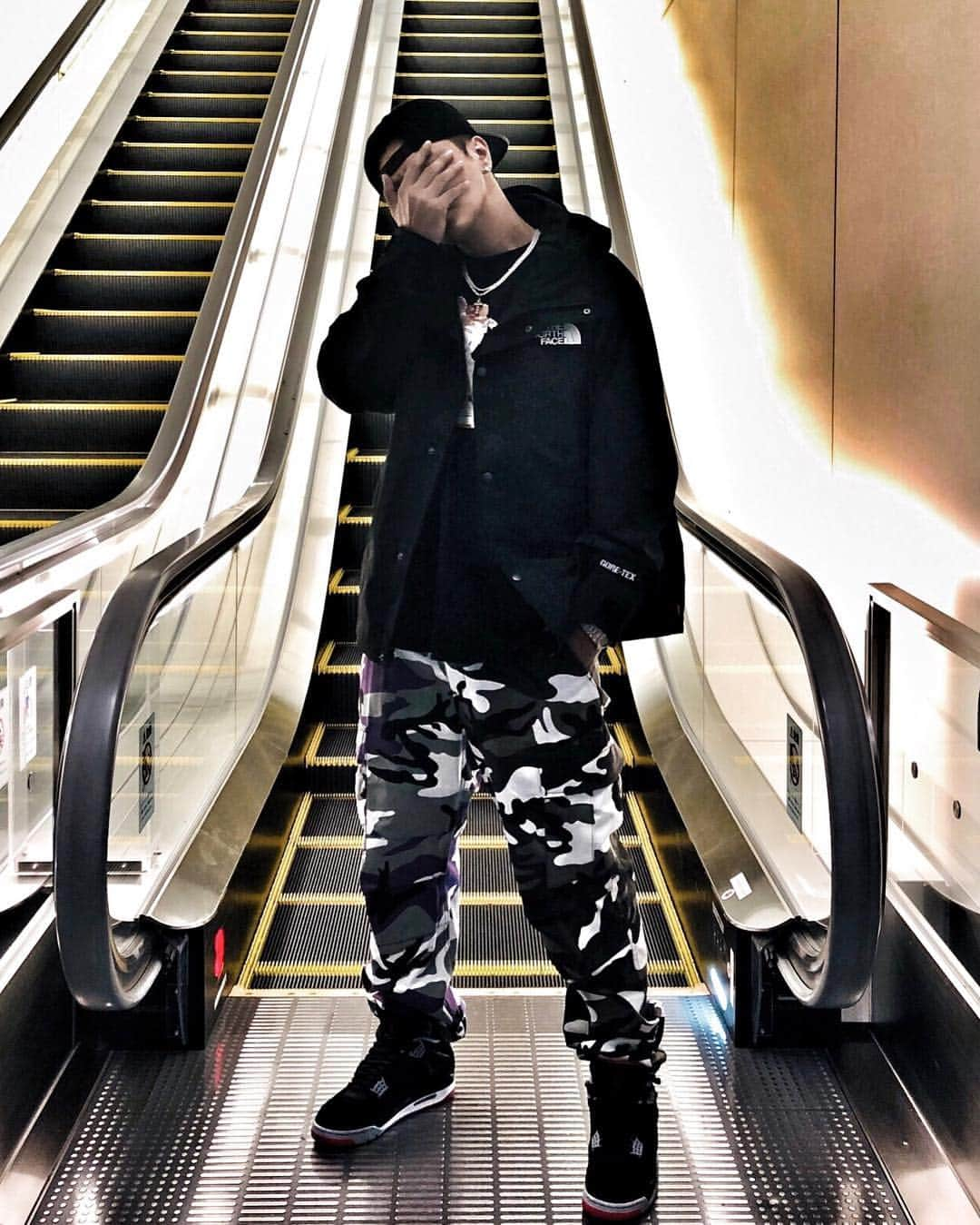 ショウ・ルオさんのインスタグラム写真 - (ショウ・ルオInstagram)「出發🛫北京 #supreme #jordan」4月10日 18時55分 - showlo