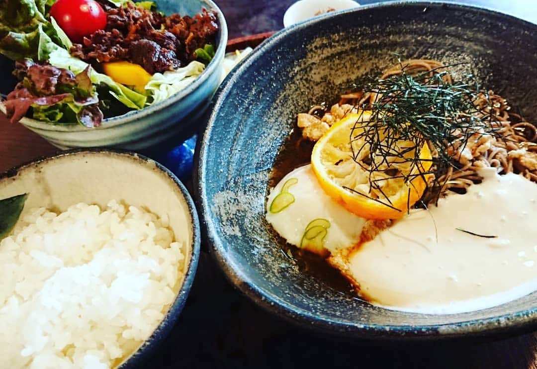 高井俊彦さんのインスタグラム写真 - (高井俊彦Instagram)「【本日の祇園合間ランチ☀️🍴2019.4.10】 今日はよるよる新喜劇があったので祇園花月は2回公演でした✋  久しぶりの祇園だったので、やはりここに行かなければと行ってきました‼️ 『京のうまいもの屋 櫻』🌸 ママのマシンガントークと共に美味しく頂きました😃✌️ ２枚目の写真の唇の下の光ってるの何？？？ スナイパーに狙われてたんかな？☺️ 『狙う位置が独特‼️』」4月10日 18時48分 - takai_toshihiko