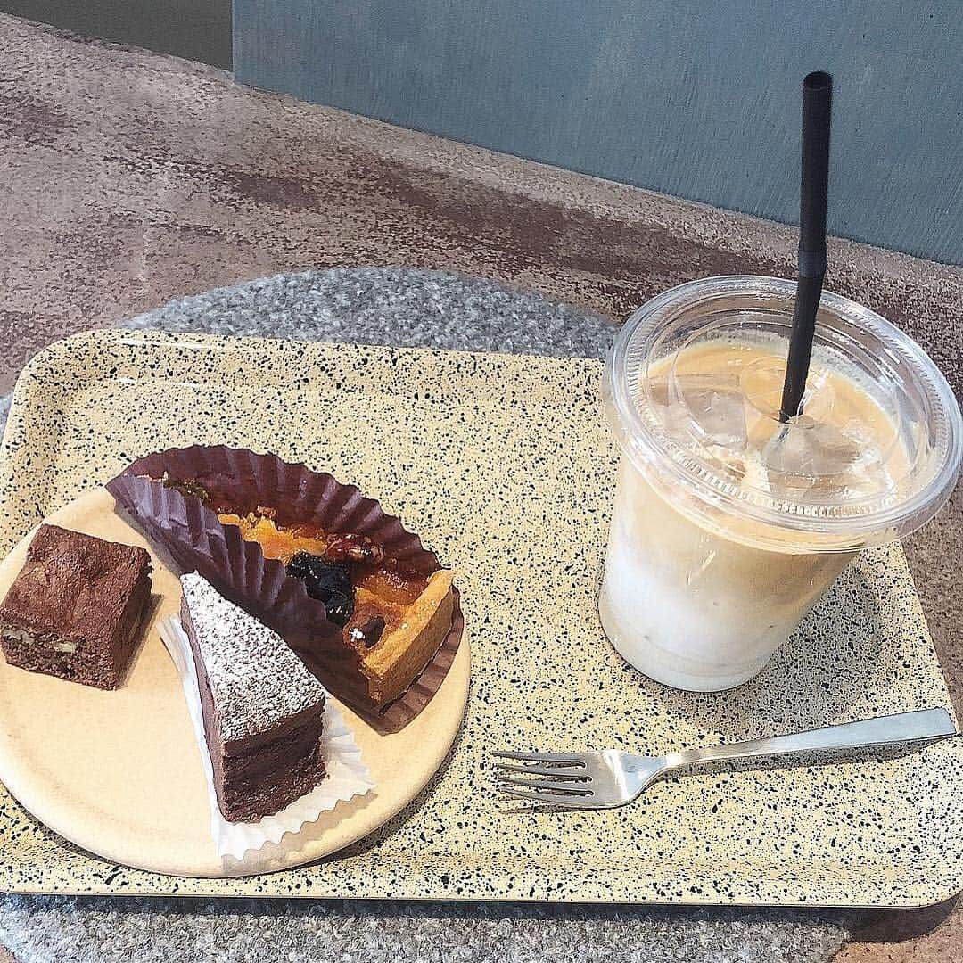 藤原菜摘さんのインスタグラム写真 - (藤原菜摘Instagram)「. 友達のお兄さんのcafeが天王寺に☕️ . すっごいおしゃれで落ち着く店内で #なかたに亭 のケーキ🍰も食べられます🌿 . . #yardosaka #天王寺カフェ  #堀越神社のとなり」4月10日 18時48分 - natsumi_fujiwara