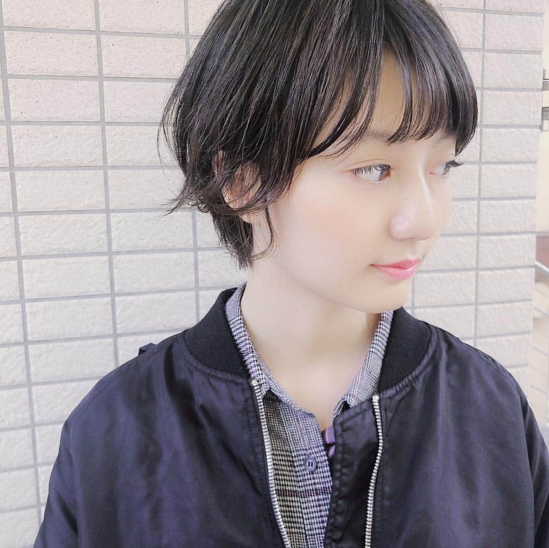 のインスタグラム：「#ショートの日﻿  10年以上﻿ ショートやボブを行ったり来たり。﻿ 。  ずっとお世話になっている 美容室の担当の方にも 「新井ちゃんはやっぱりショートだね！」 と言われるくらい定着してるみたい笑 ﻿  ロングもいいなぁなんて思う時もありますが﻿ 今はショートのままで。﻿ 一言で言うと  楽  なんです笑﻿ ﻿ ロングは、、、、いつになるのかな。﻿ ﻿  #アプガ」