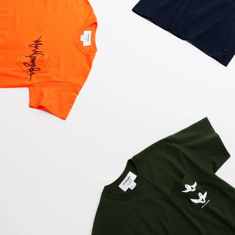 のインスタグラム：「MARK GONZALES for ADAM ET ROPÉ ﻿﻿﻿ 4.12 FRI. NEW RELEASE. ﻿ ﻿ 写真家・アーティストととしても活躍する伝説のプロスケーター「Mark Gonzales (マークゴンザレス)」のアートワークが随所に落とし込まれたポケットTシャツ。﻿ 今回、インラインにてモノトーンカラーで展開されているデザイン2種を使用し別注カラーにてご用意。﻿ ﻿ ￥6,480(tax included)﻿ ﻿ @adametrope﻿ @jadorejunonline﻿ @markgonzales_kr﻿ #adametrope #markgonzales #exclusive #tshirt ##orange #navy #green」